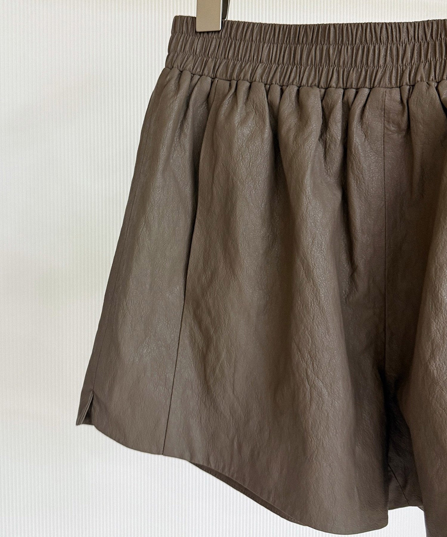 シンセティックレザー ショートパンツ