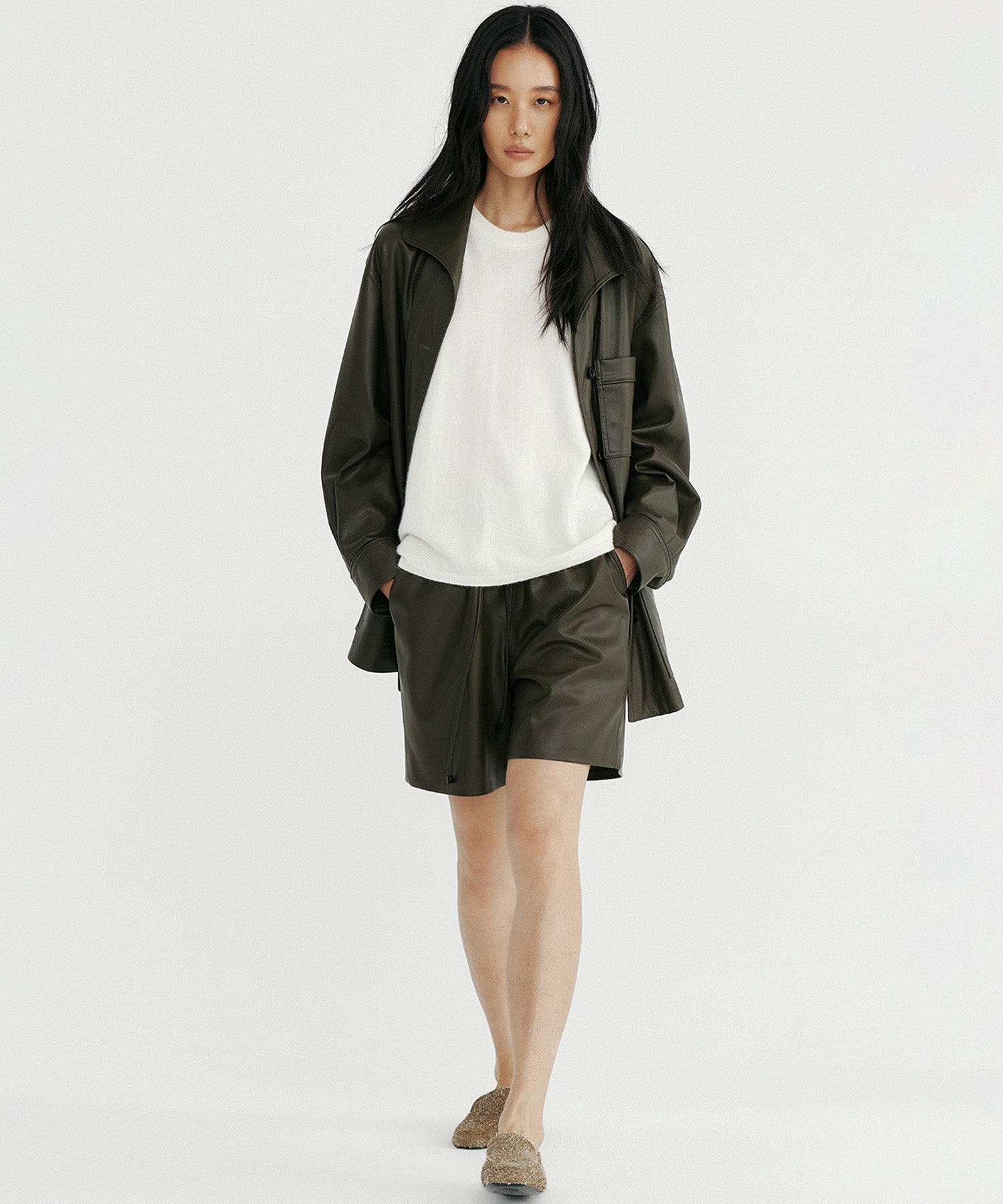 シンセティックレザーショートパンツ