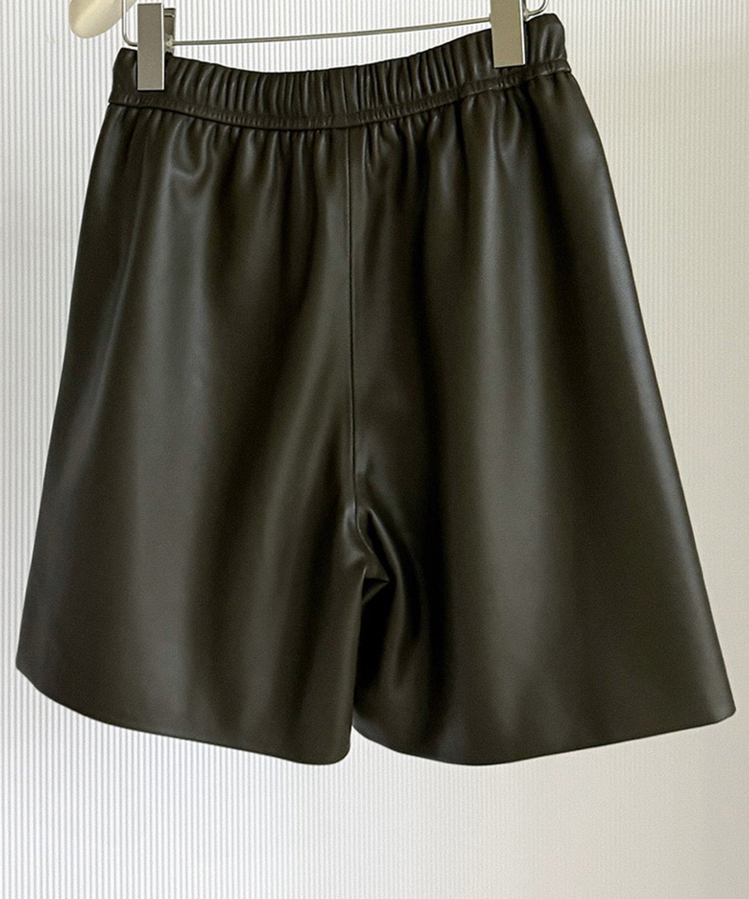 シンセティックレザーショートパンツ
