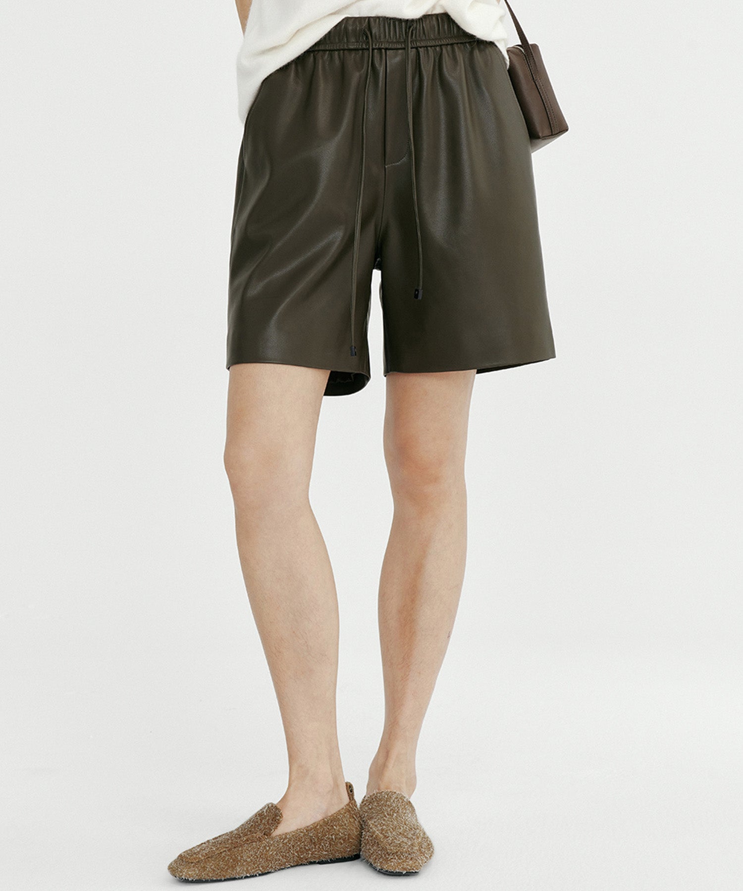 シンセティックレザーショートパンツ
