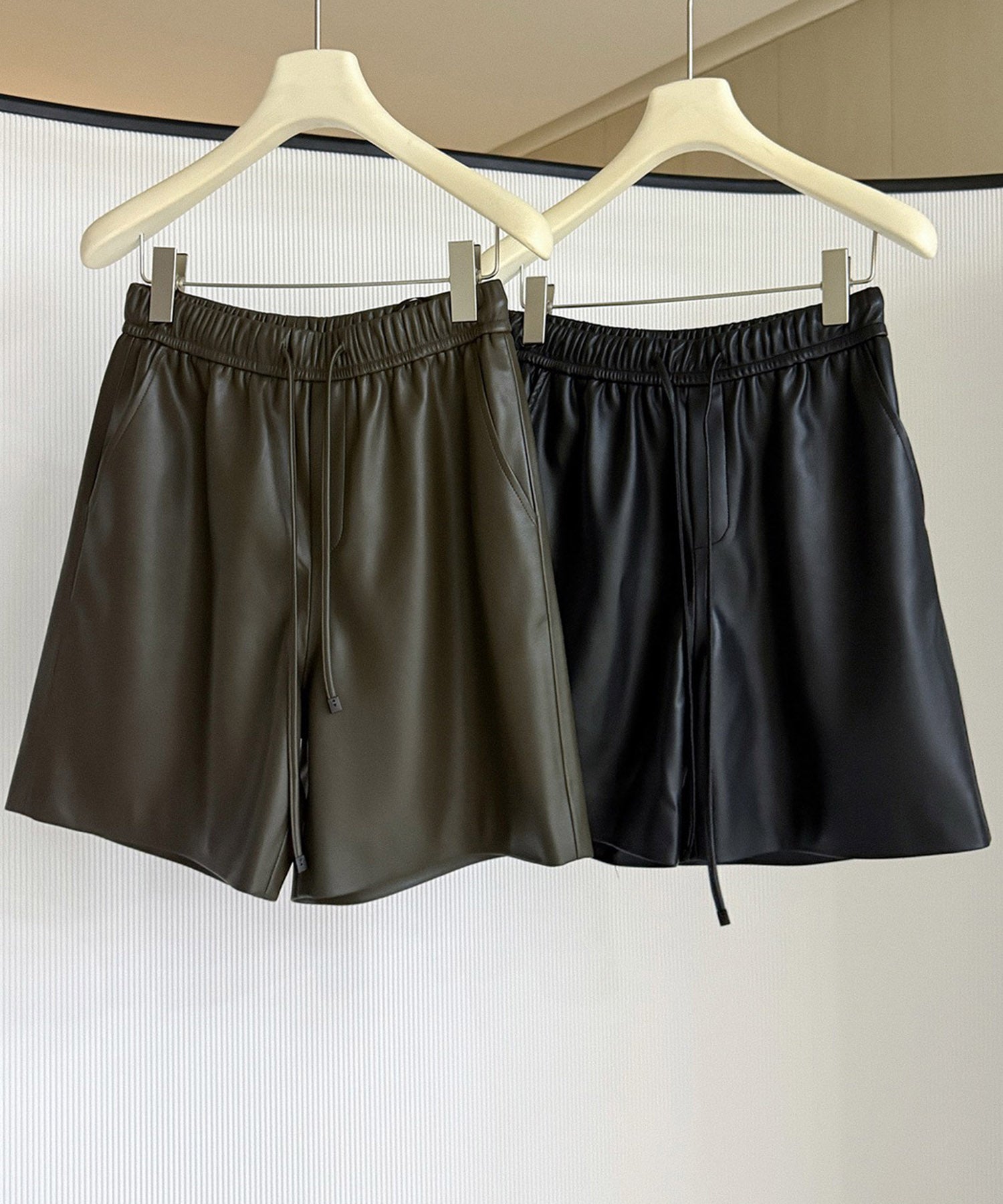 シンセティックレザーショートパンツ