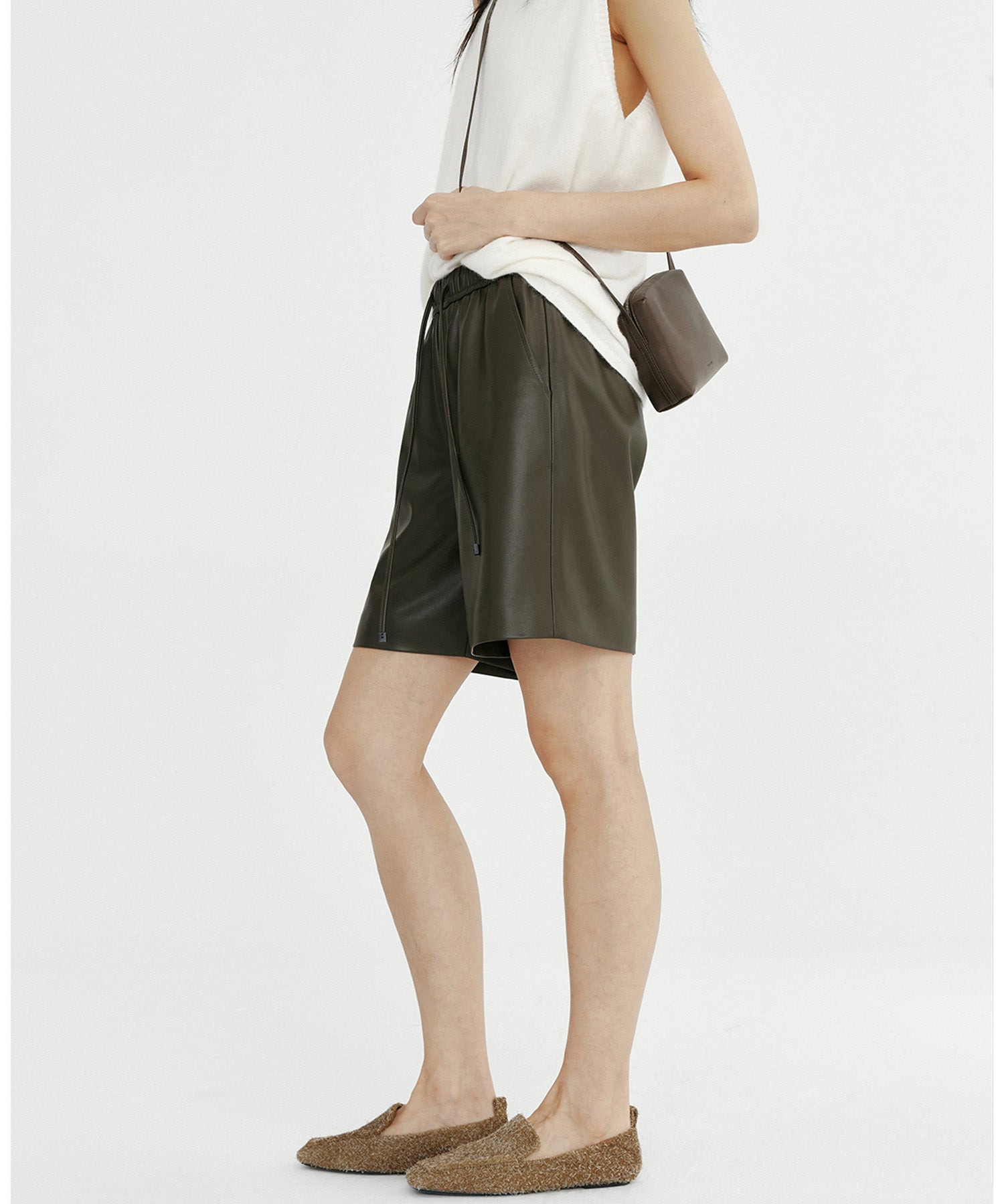 シンセティックレザーショートパンツ