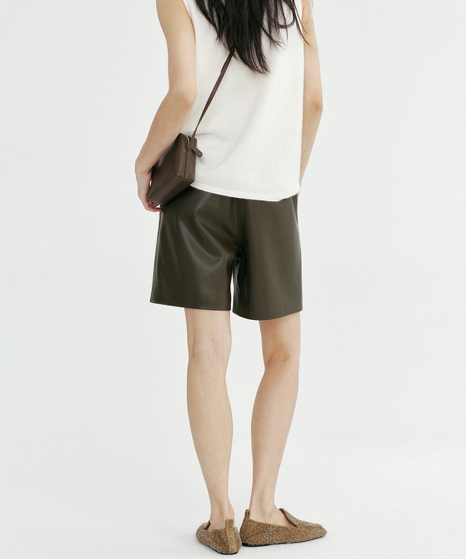 シンセティックレザーショートパンツ
