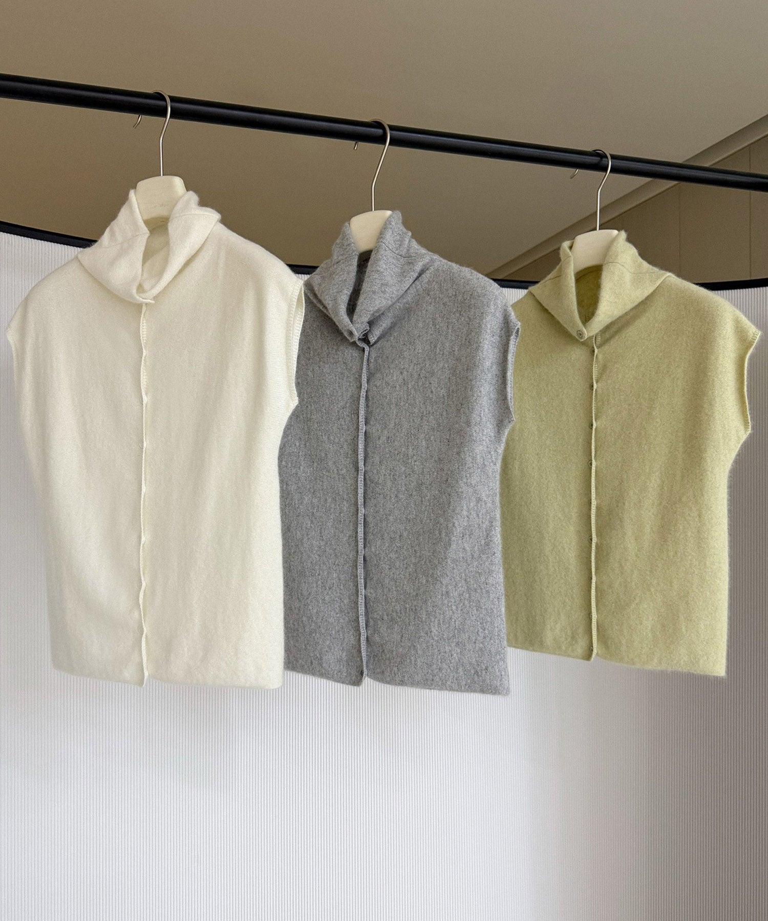 タートルネックニットベスト