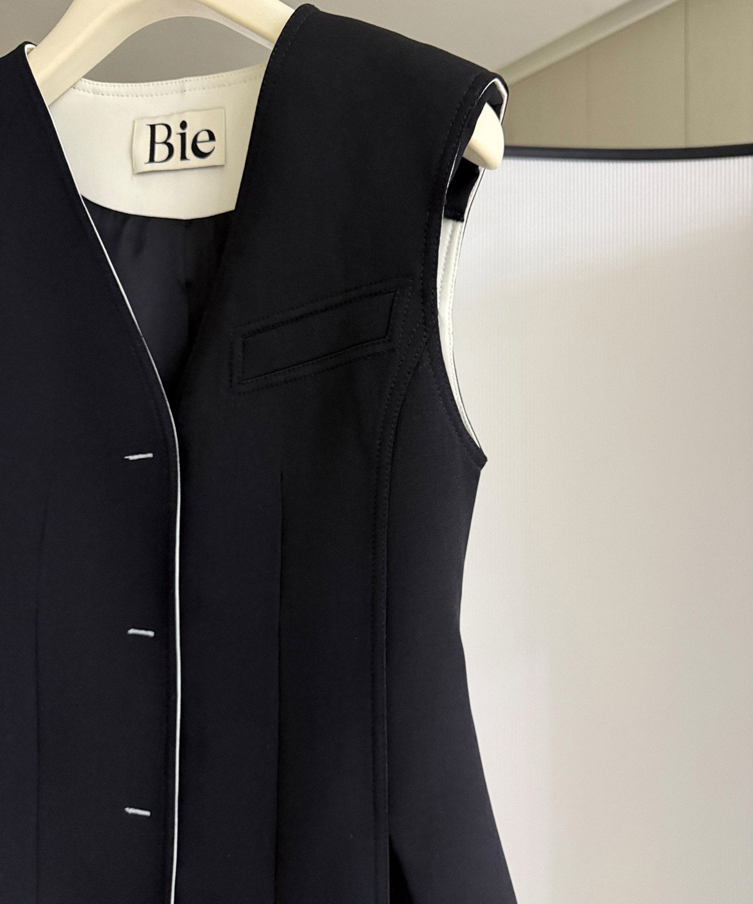 コンシャスVネックジレ