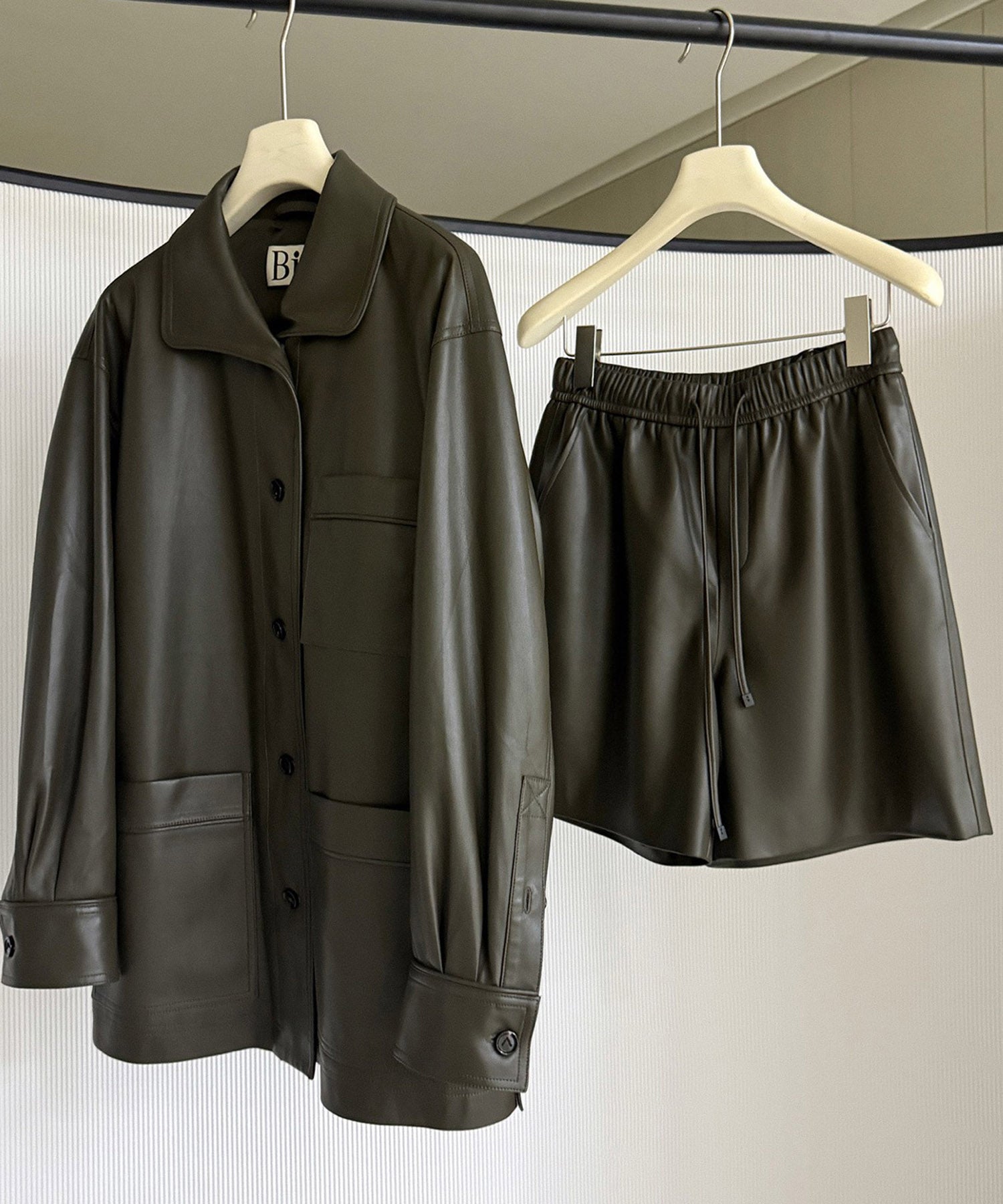 オープンカラーレザーライクジャケット