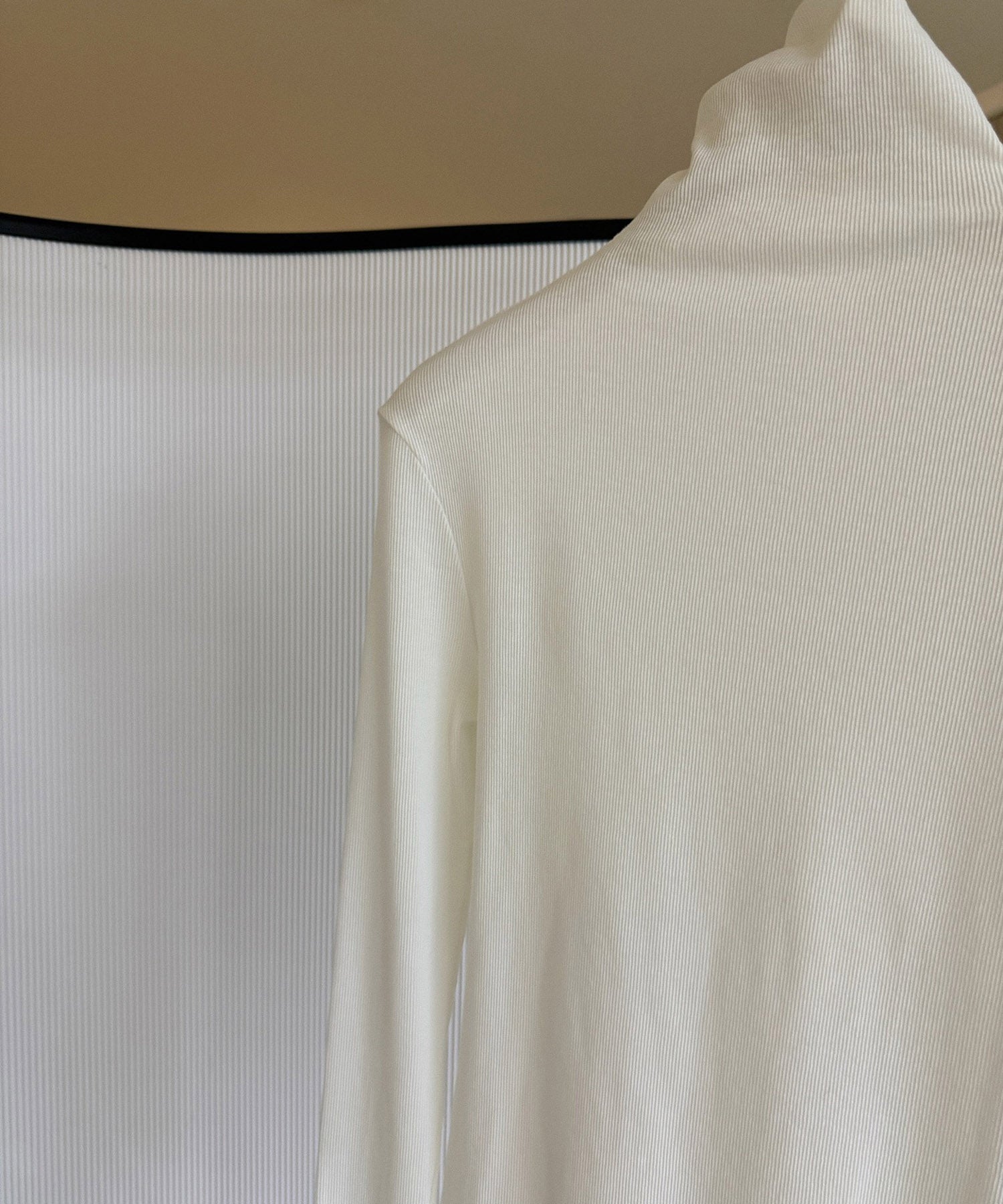 タートルネックリブトップス