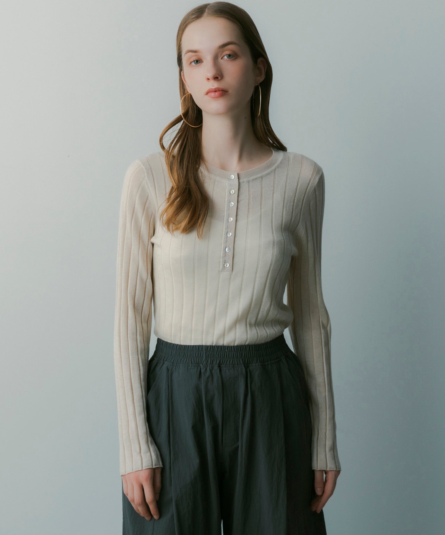 ヘンリーネックトップス