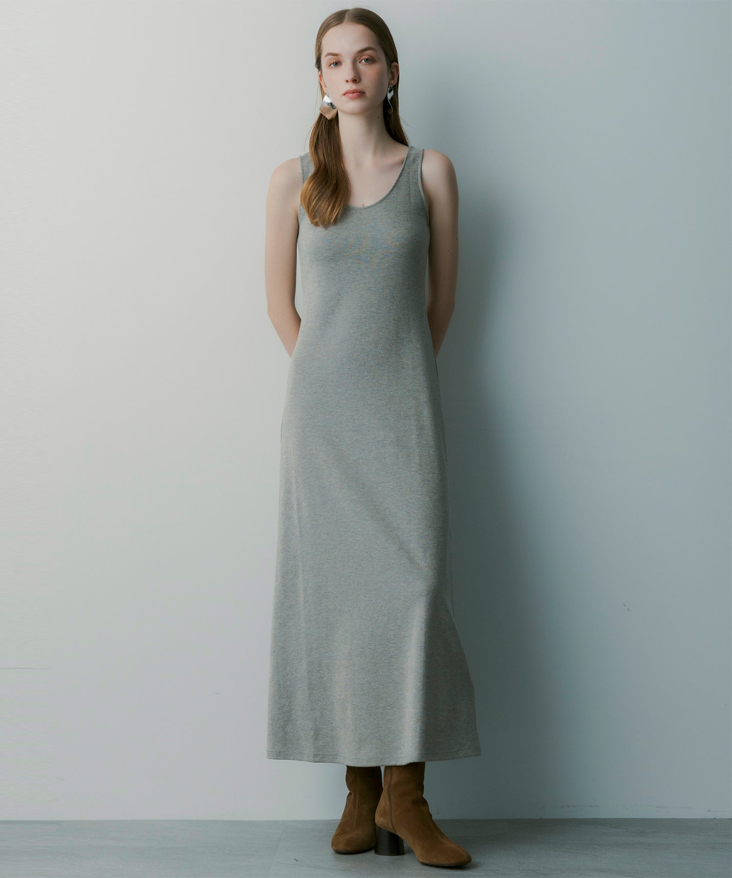 Uネック ノースリーブドレス