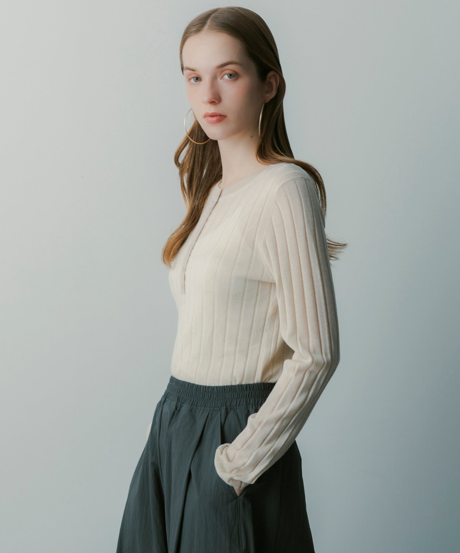 ヘンリーネックトップス