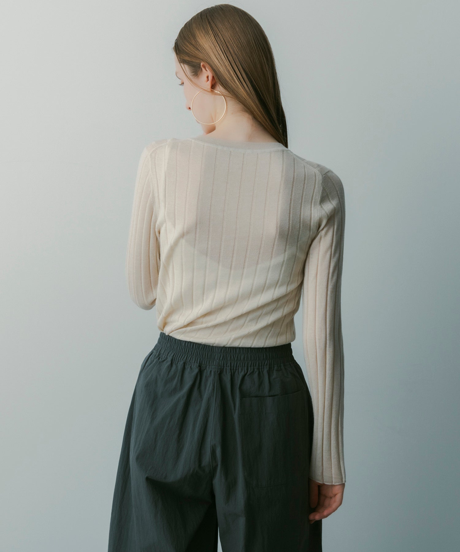 ヘンリーネックトップス