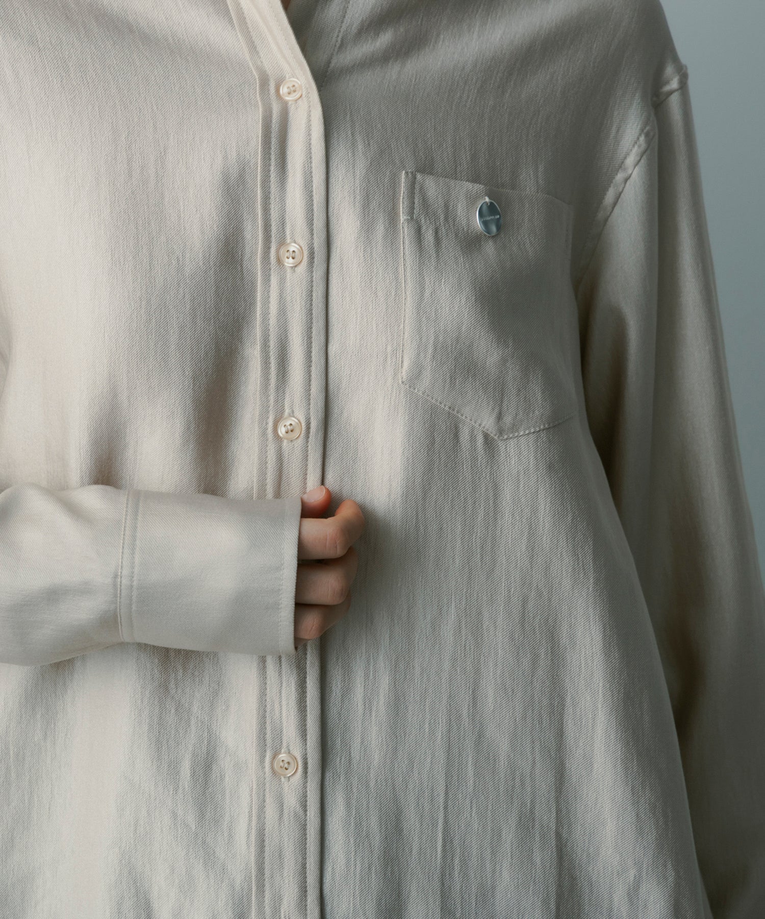 カットワークサテンブラウス