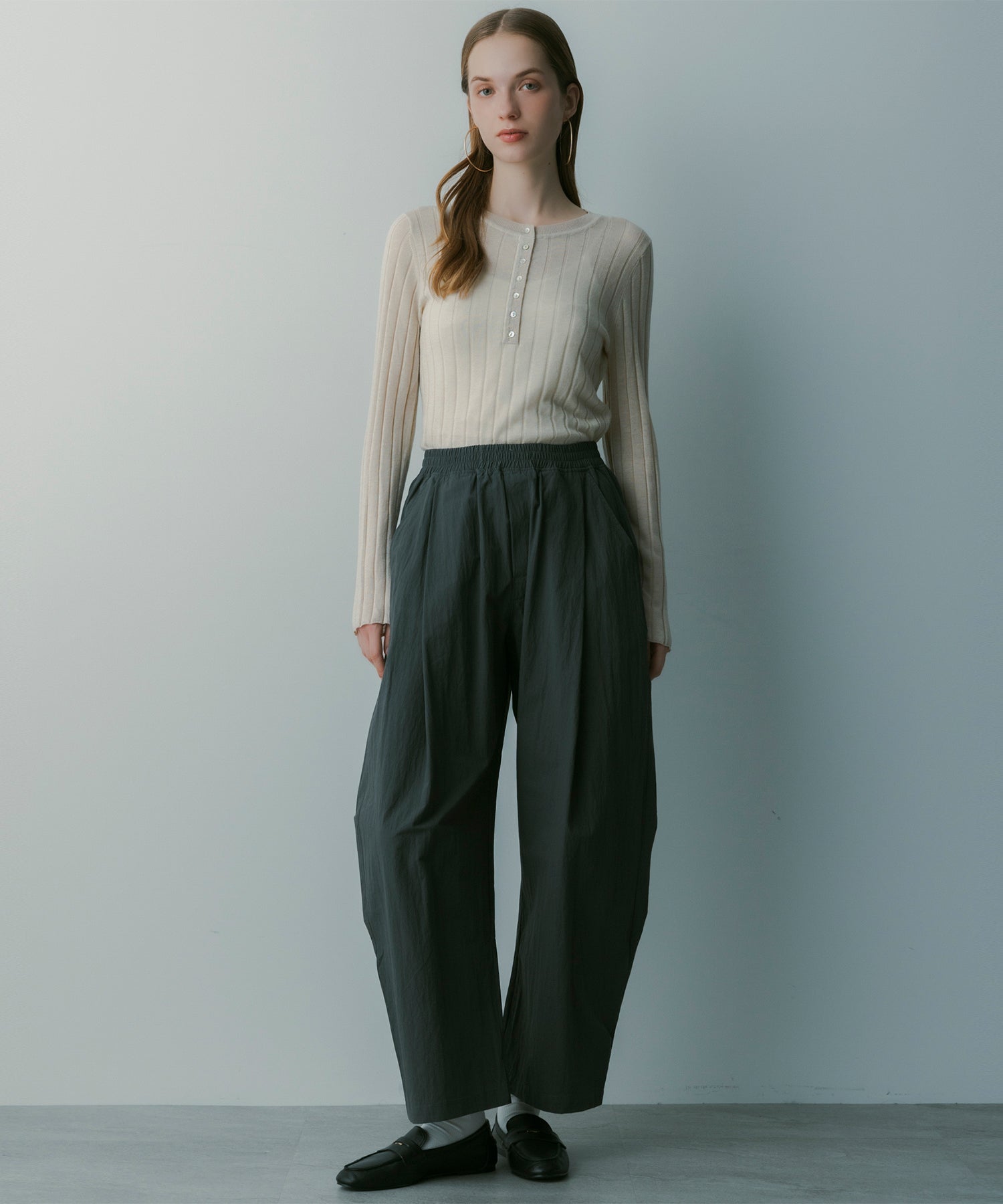 ヘンリーネックトップス