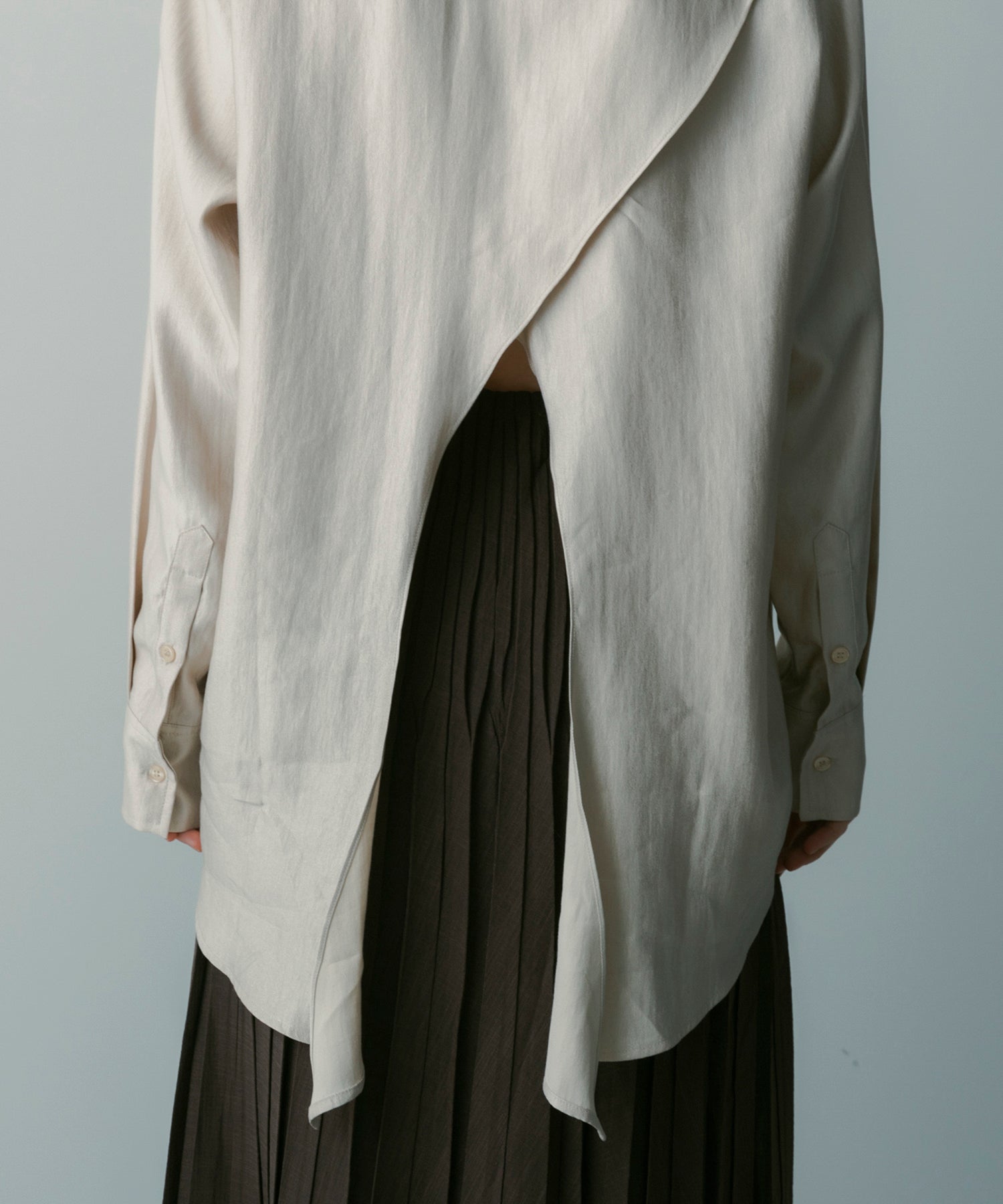 カットワークサテンブラウス