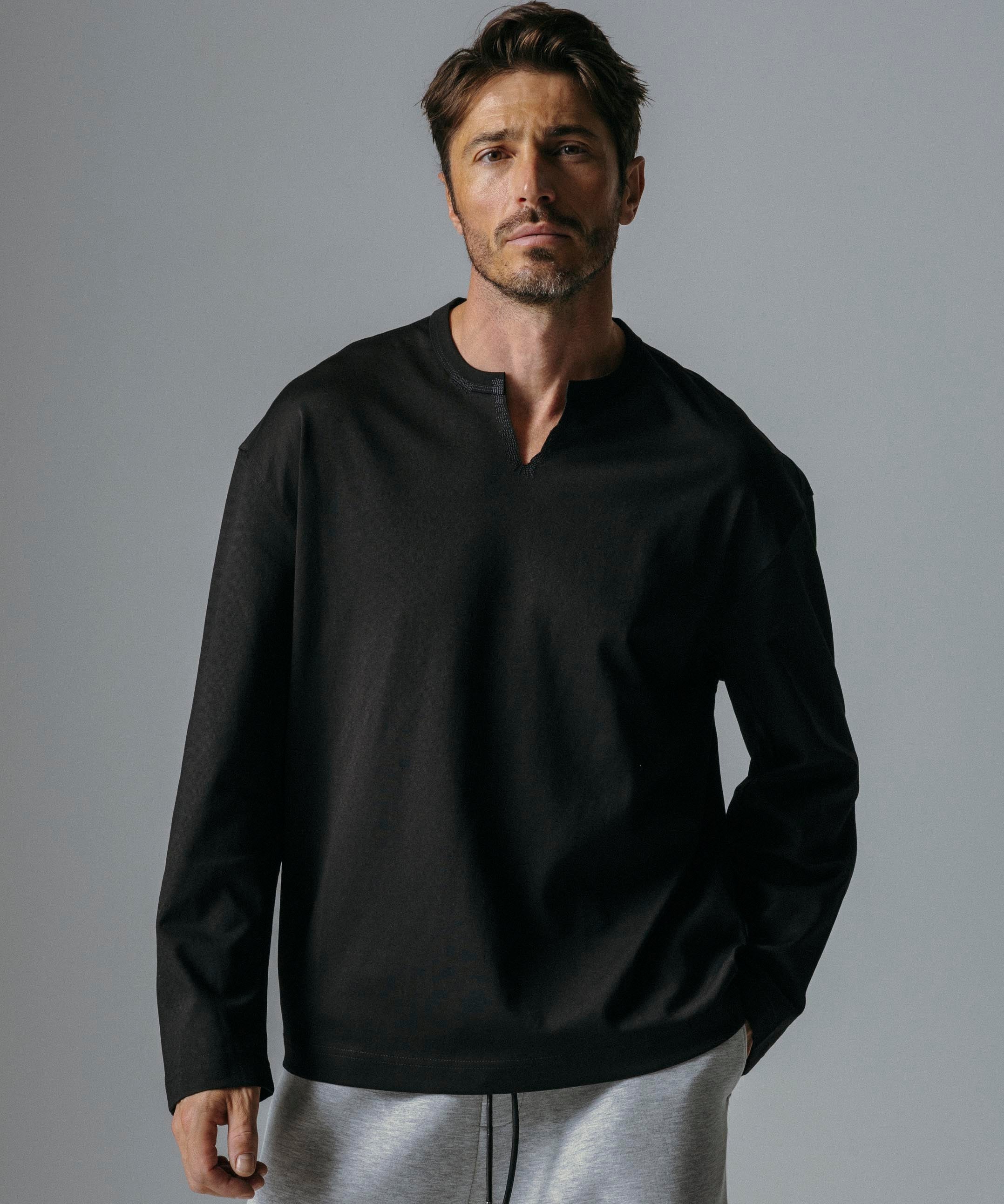 Vスリットネック ロングスリーブTシャツ