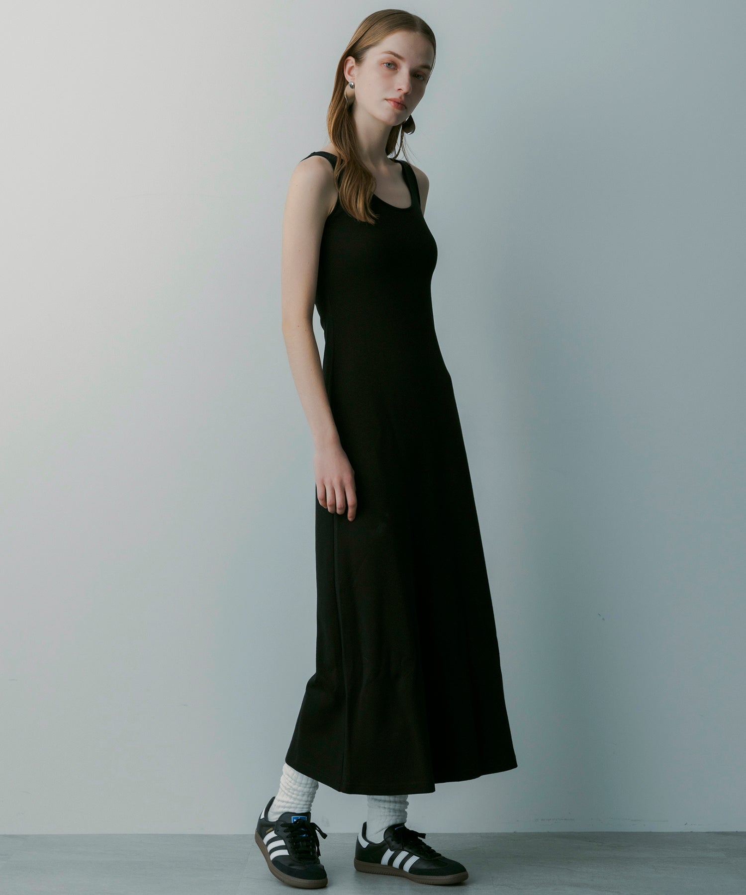 Uネック ノースリーブドレス