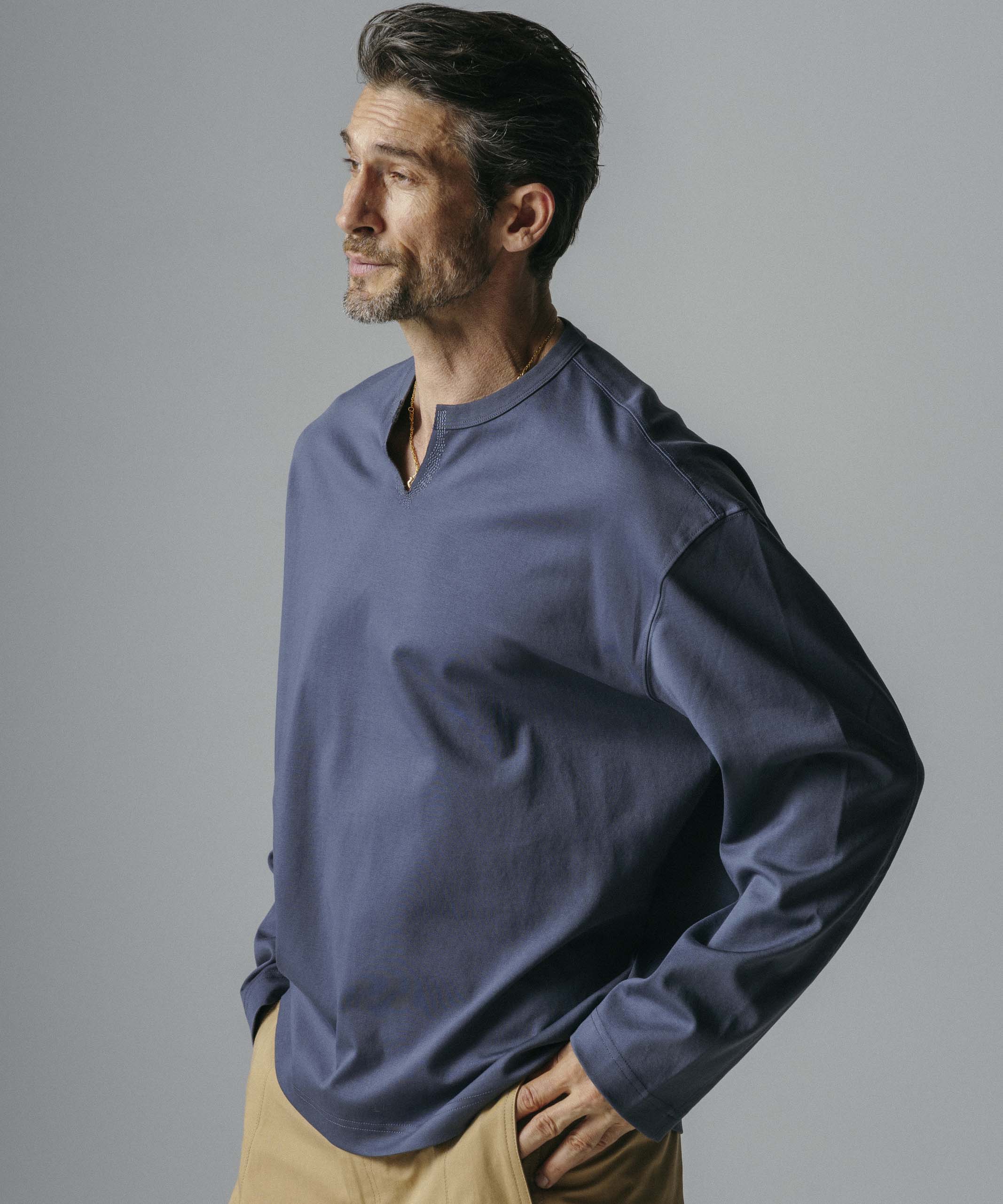 Vスリットネック ロングスリーブTシャツ