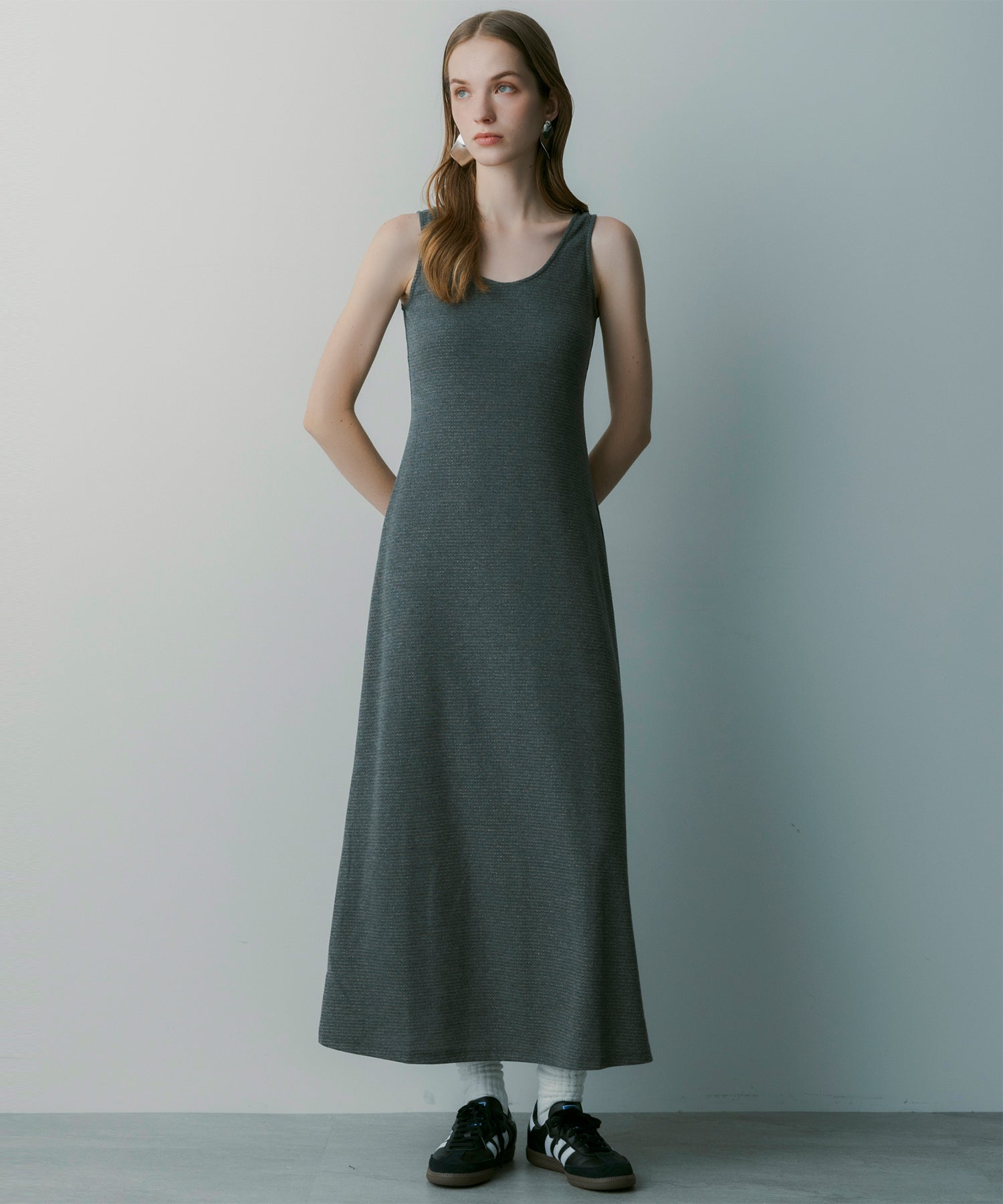 Uネック ノースリーブドレス