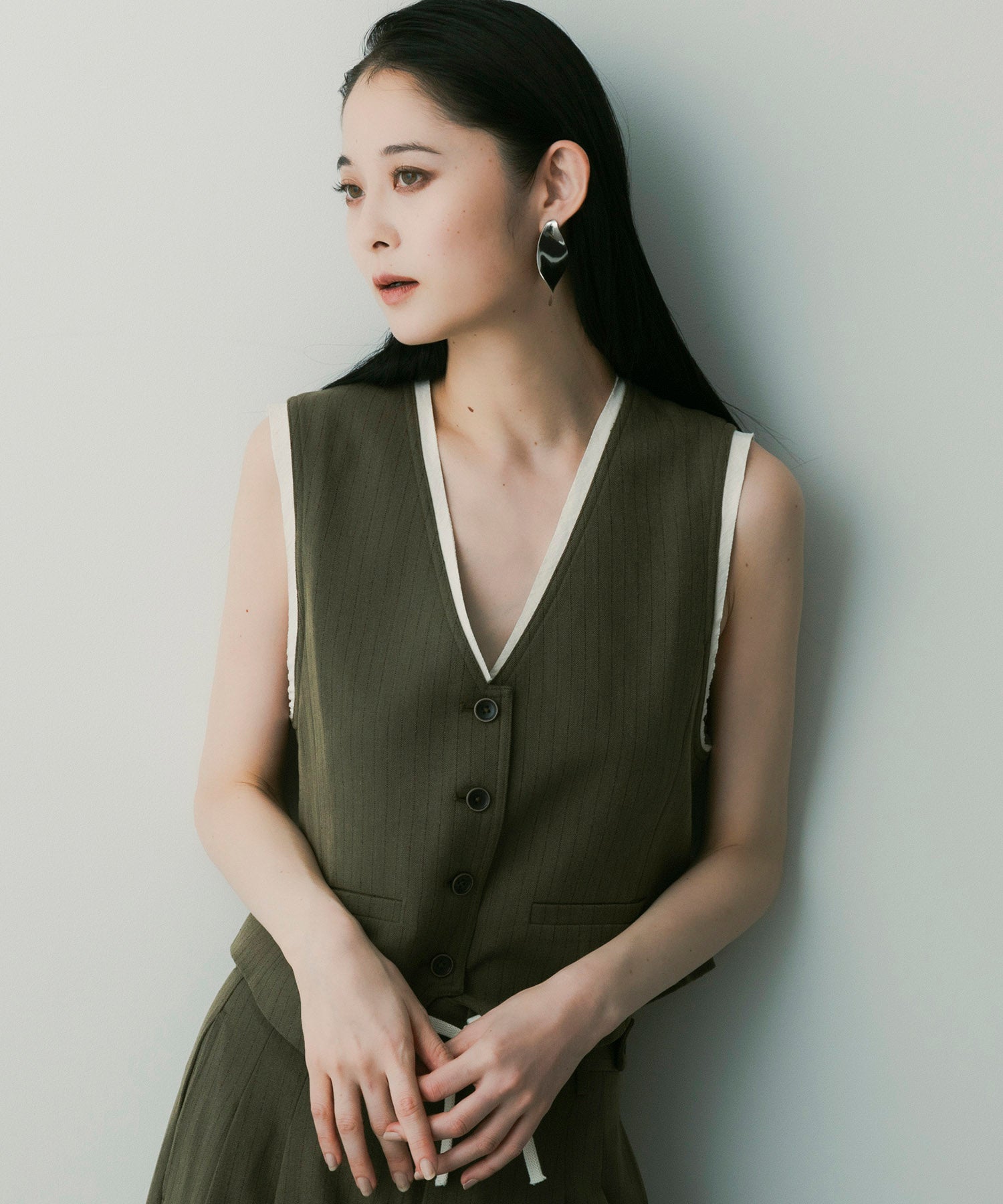 【3月中旬お届け予約商品】ストライプパイピングジレ