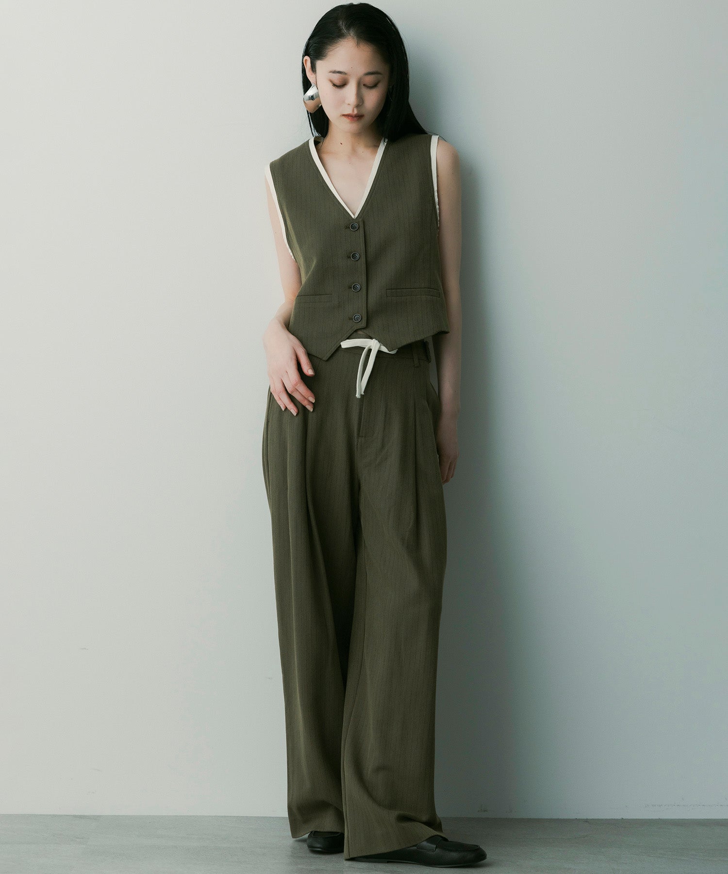 【12月中旬お届け予約商品】ストライプパイピングジレ