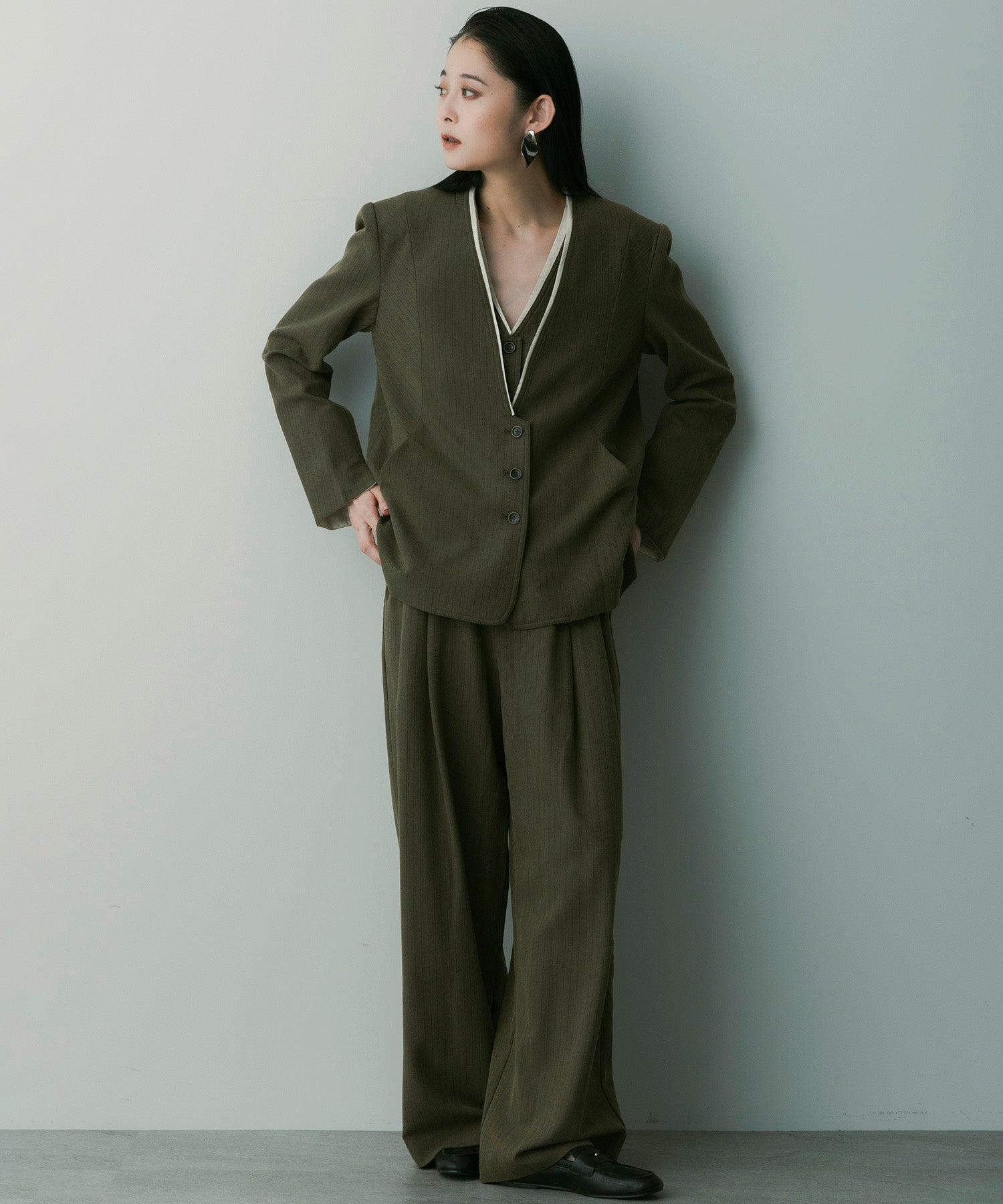 【3月中旬お届け予約商品】ストライプパイピングジレ