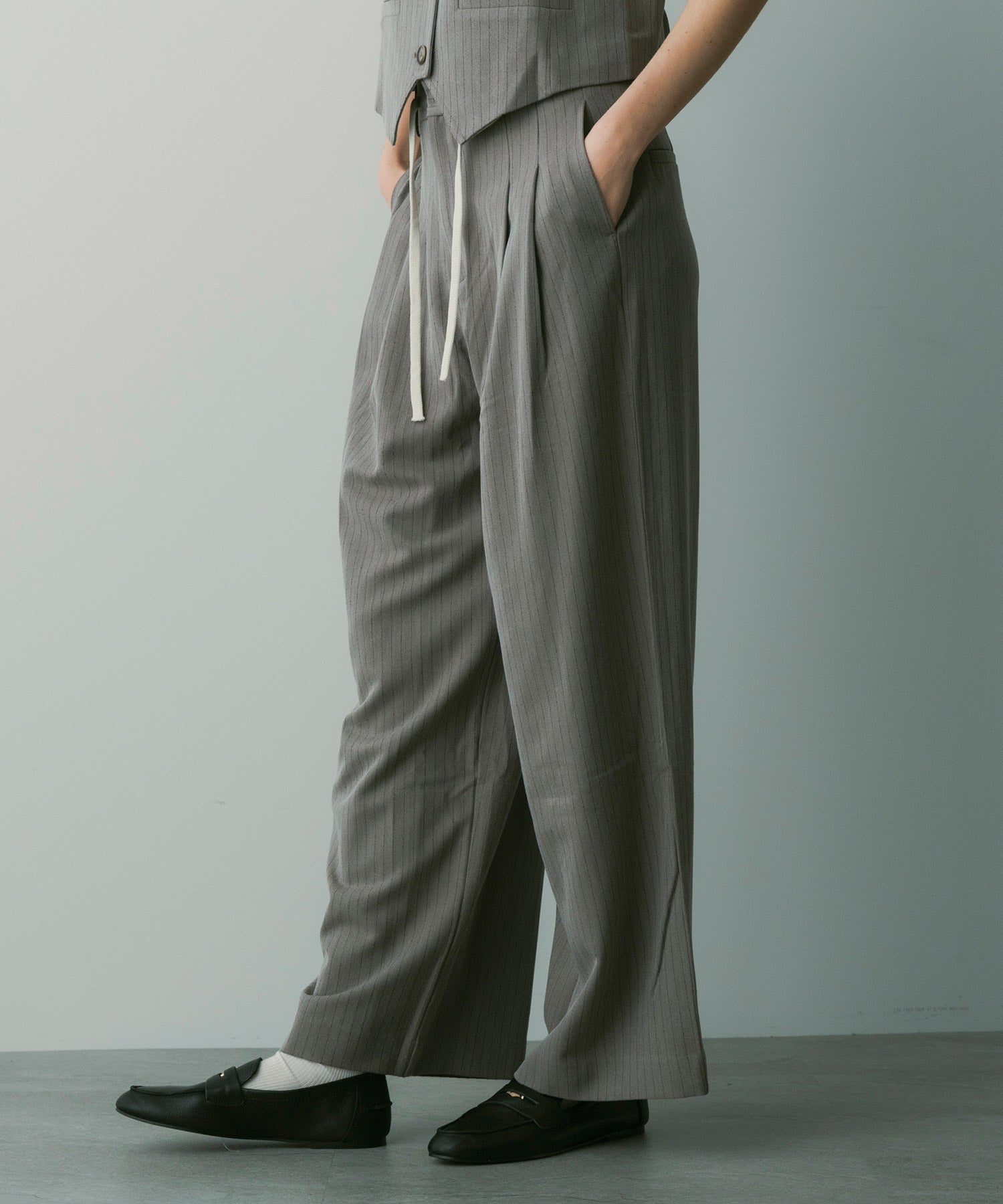 【3月中旬お届け予約商品】ストライプワイドタックスラックス