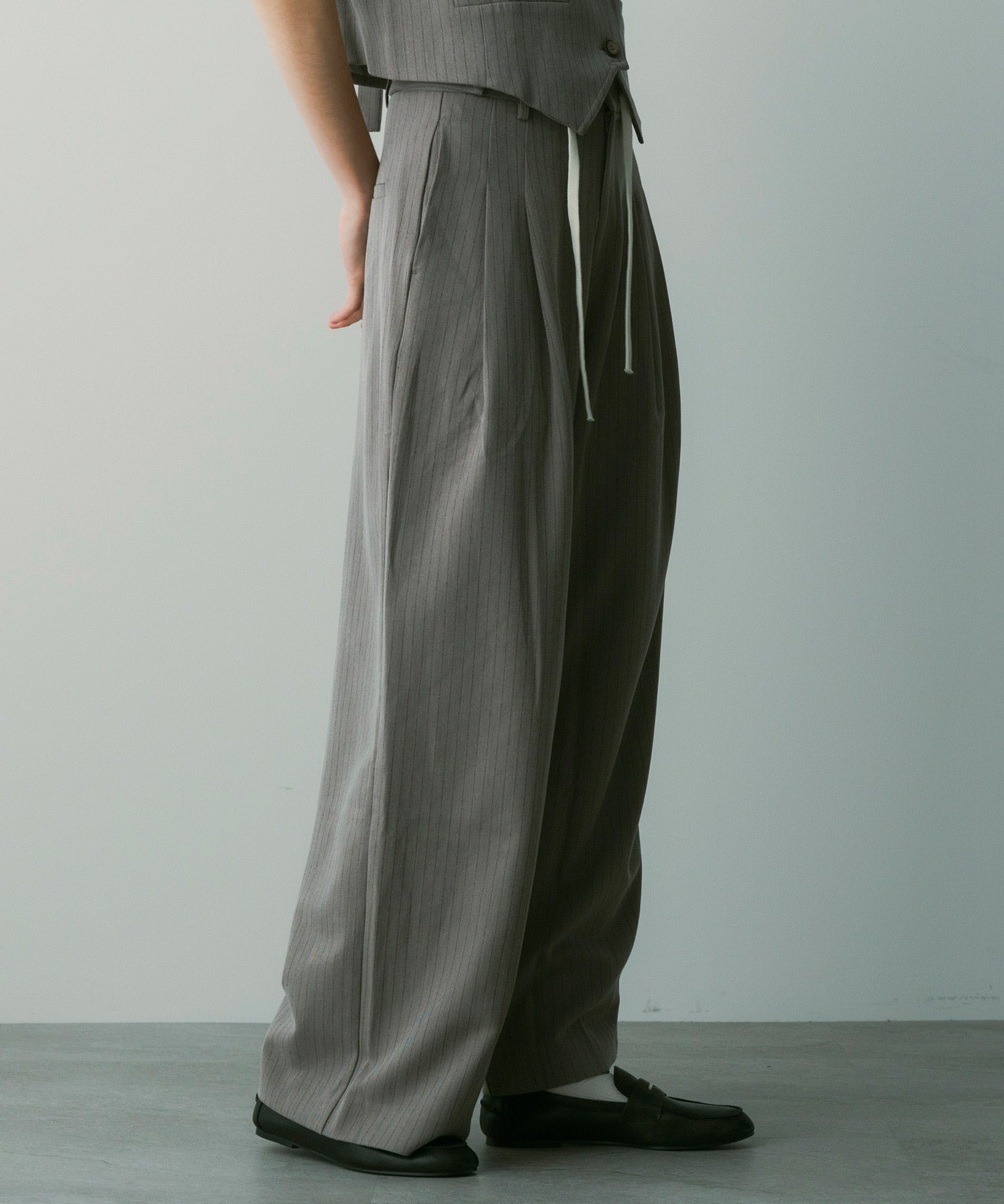 【3月中旬お届け予約商品】ストライプワイドタックスラックス