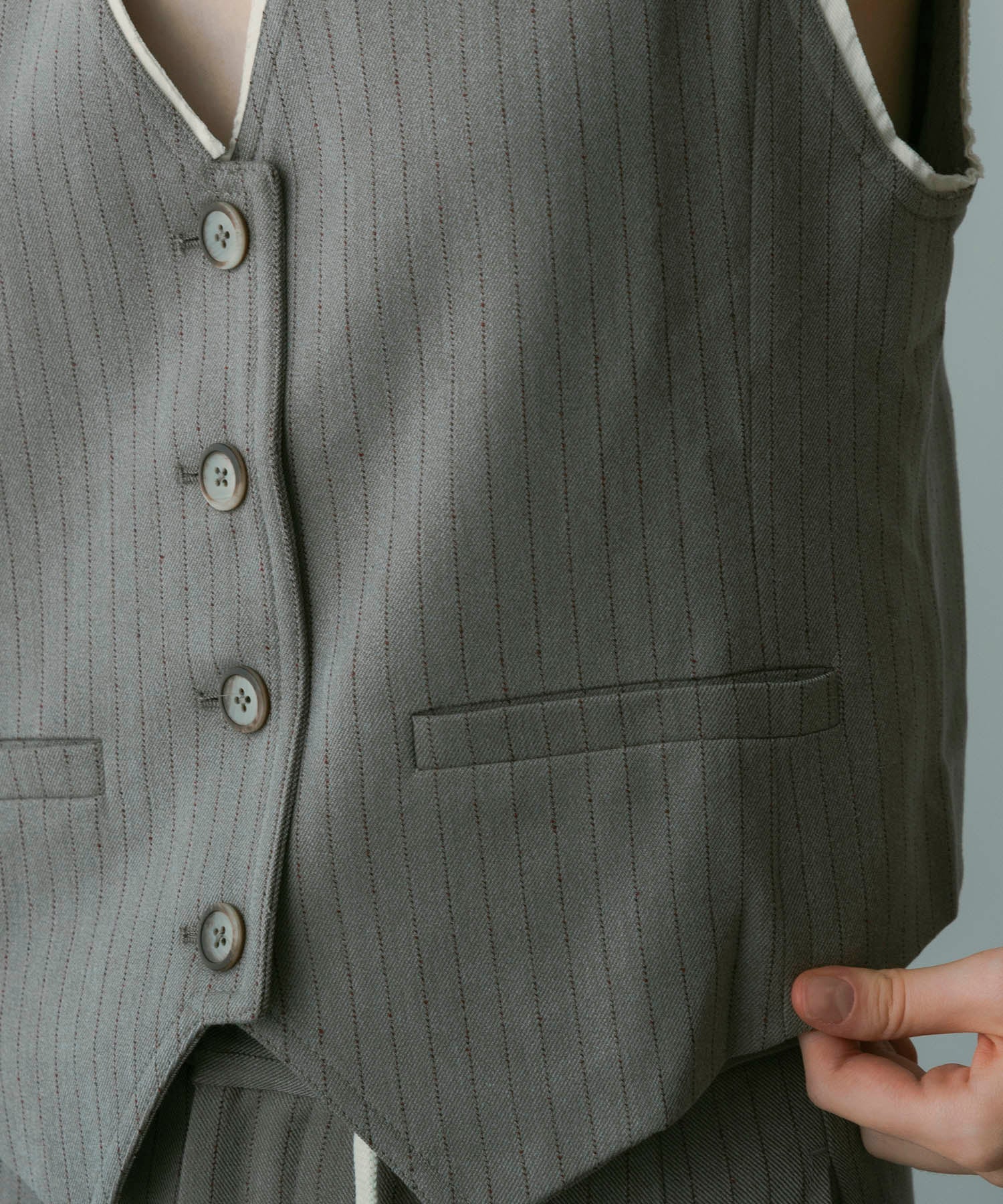 【12月中旬お届け予約商品】ストライプパイピングジレ