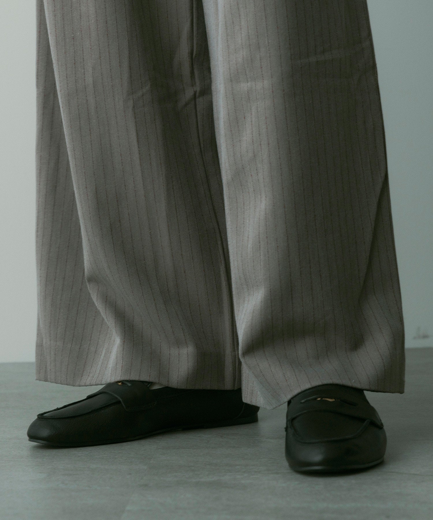 【3月中旬お届け予約商品】ストライプワイドタックスラックス