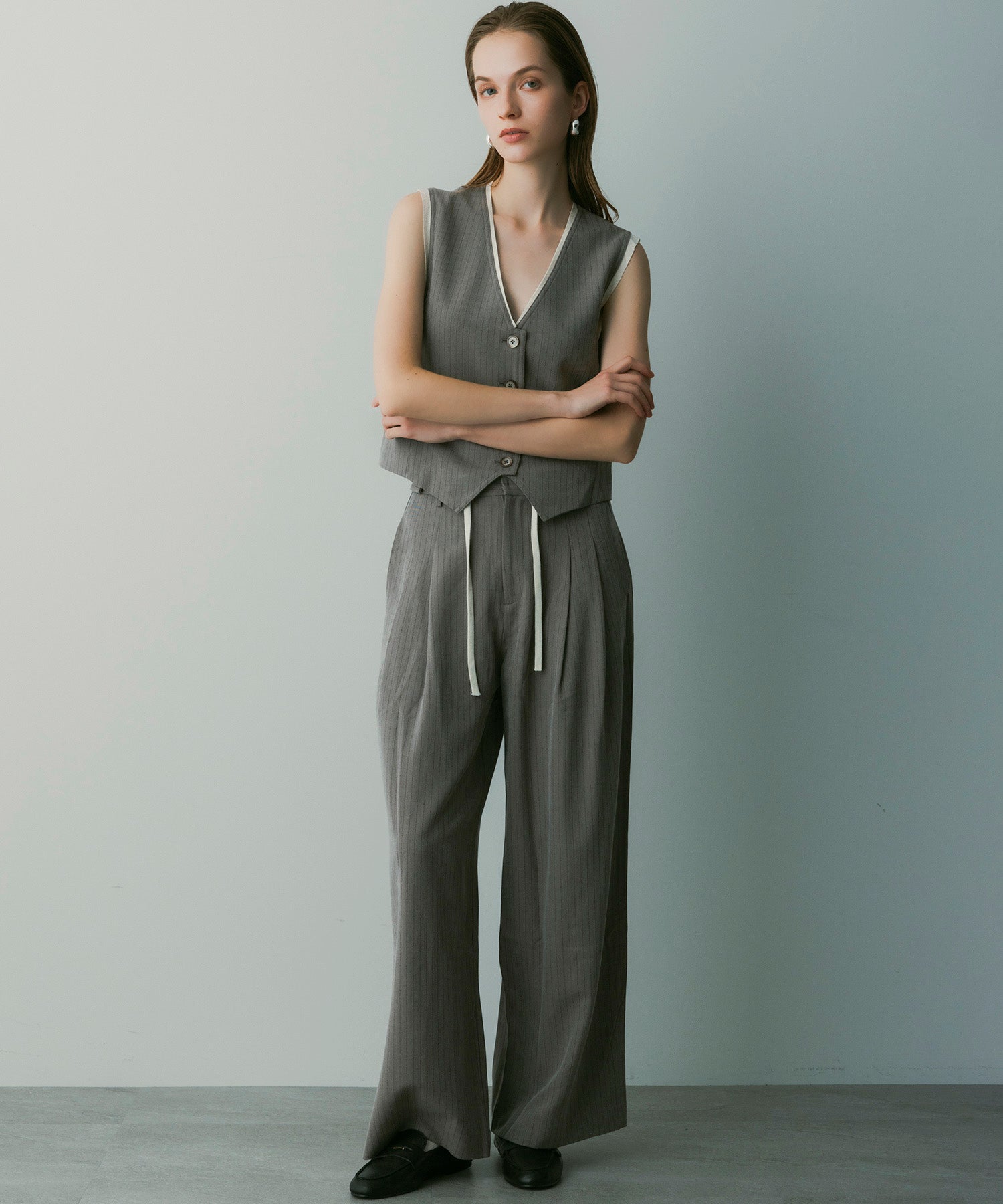 【12月中旬お届け予約商品】ストライプパイピングジレ