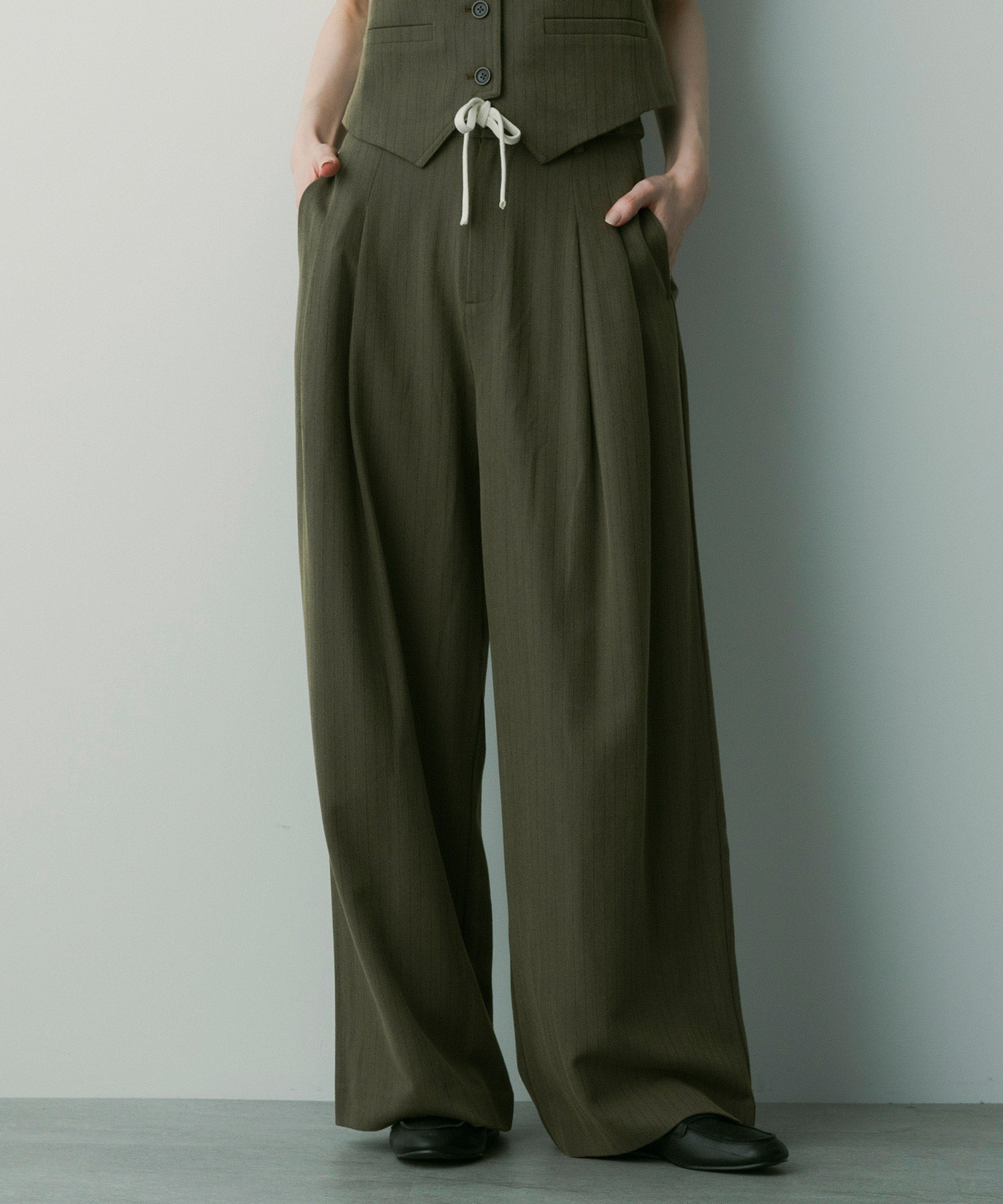 【3月中旬お届け予約商品】ストライプワイドタックスラックス