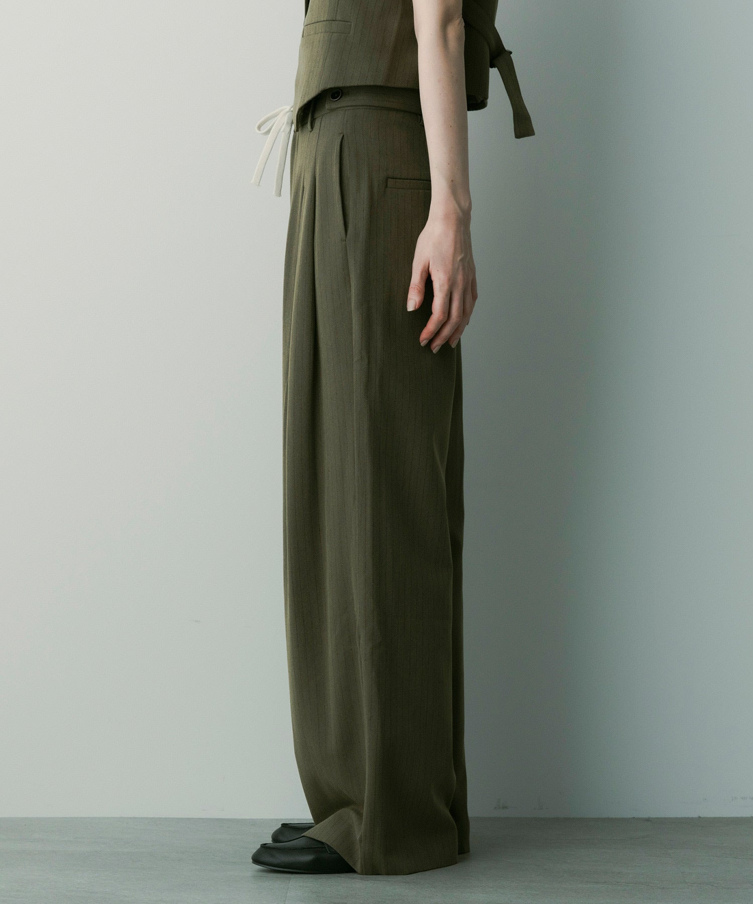 【3月中旬お届け予約商品】ストライプワイドタックスラックス