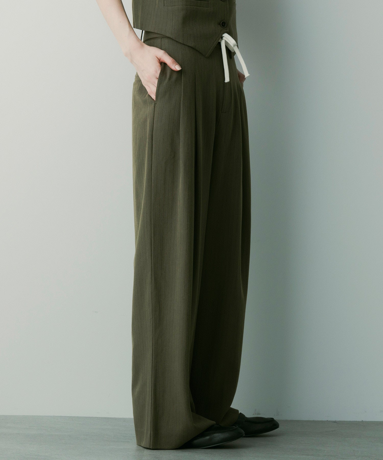 【3月中旬お届け予約商品】ストライプワイドタックスラックス