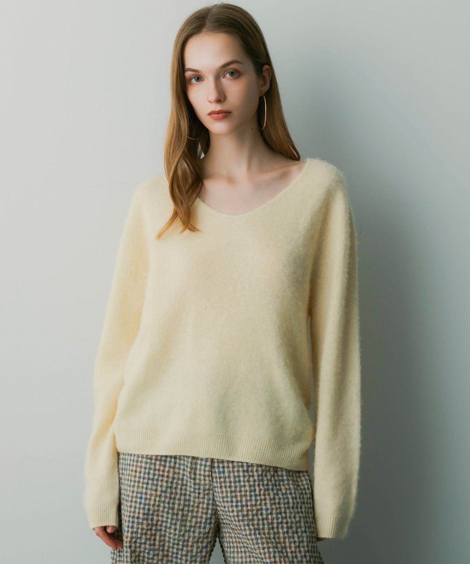 カシミヤブレンドVネックニット