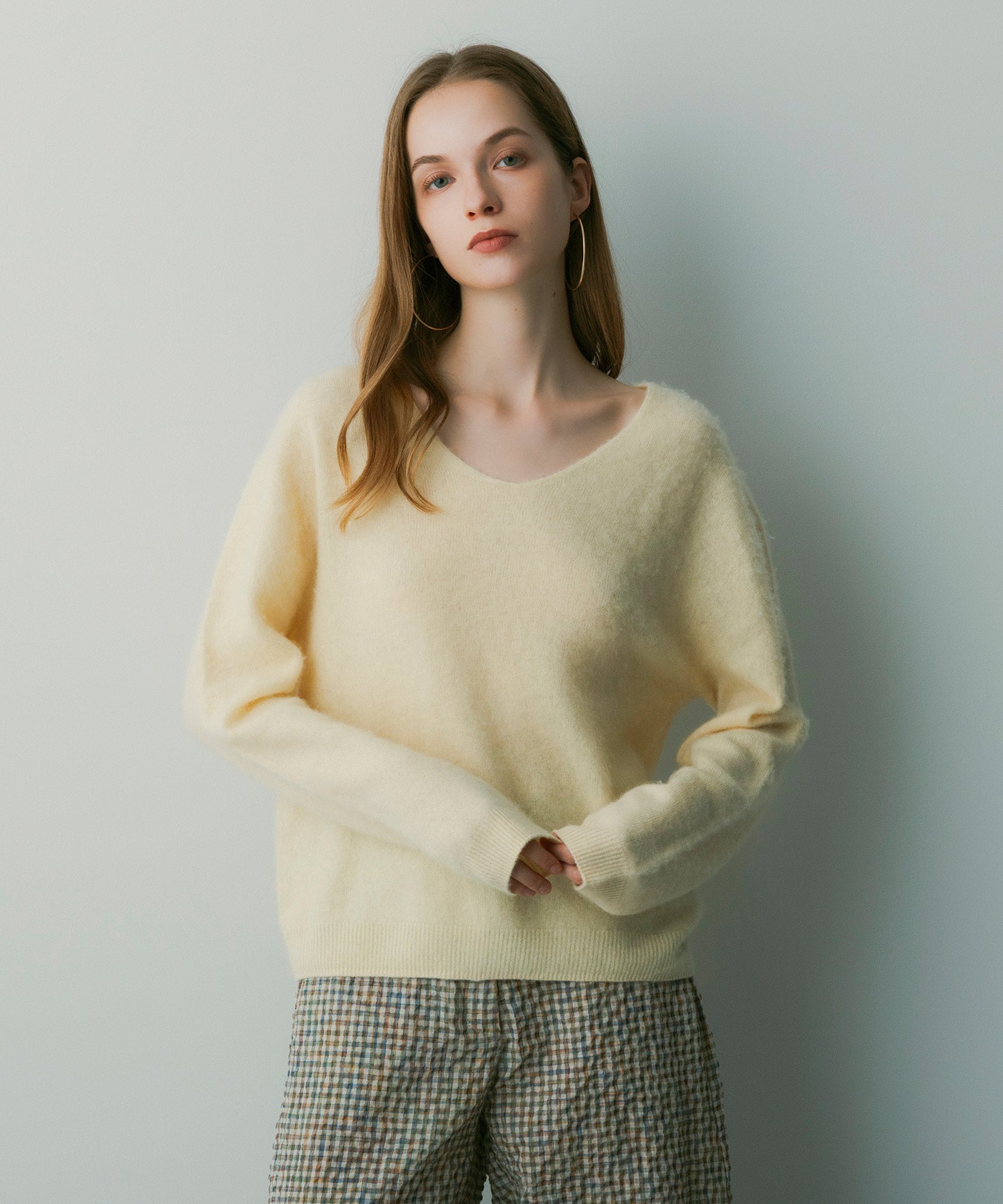 カシミヤブレンドVネックニット