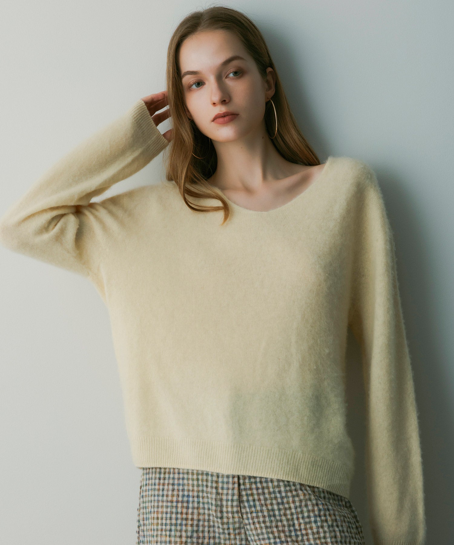 カシミヤブレンドVネックニット