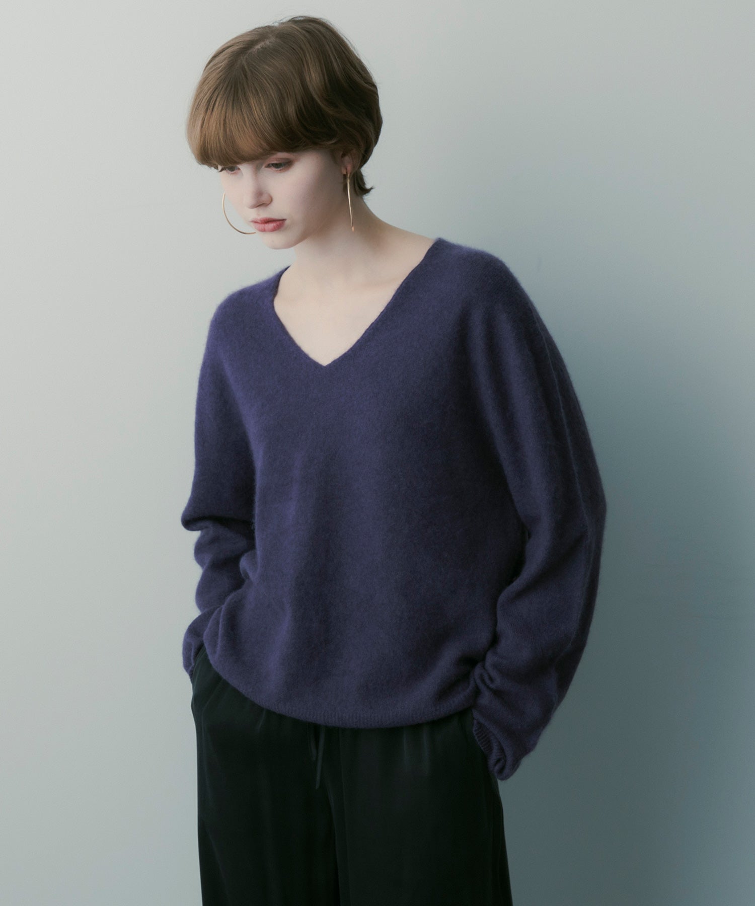 カシミヤブレンドVネックニット