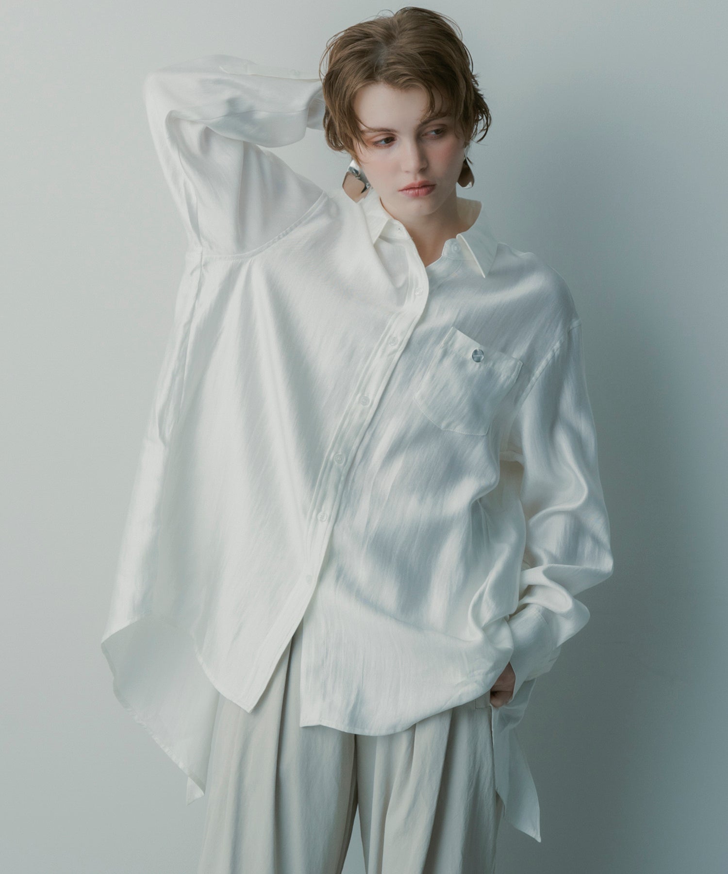 カットワークサテンブラウス