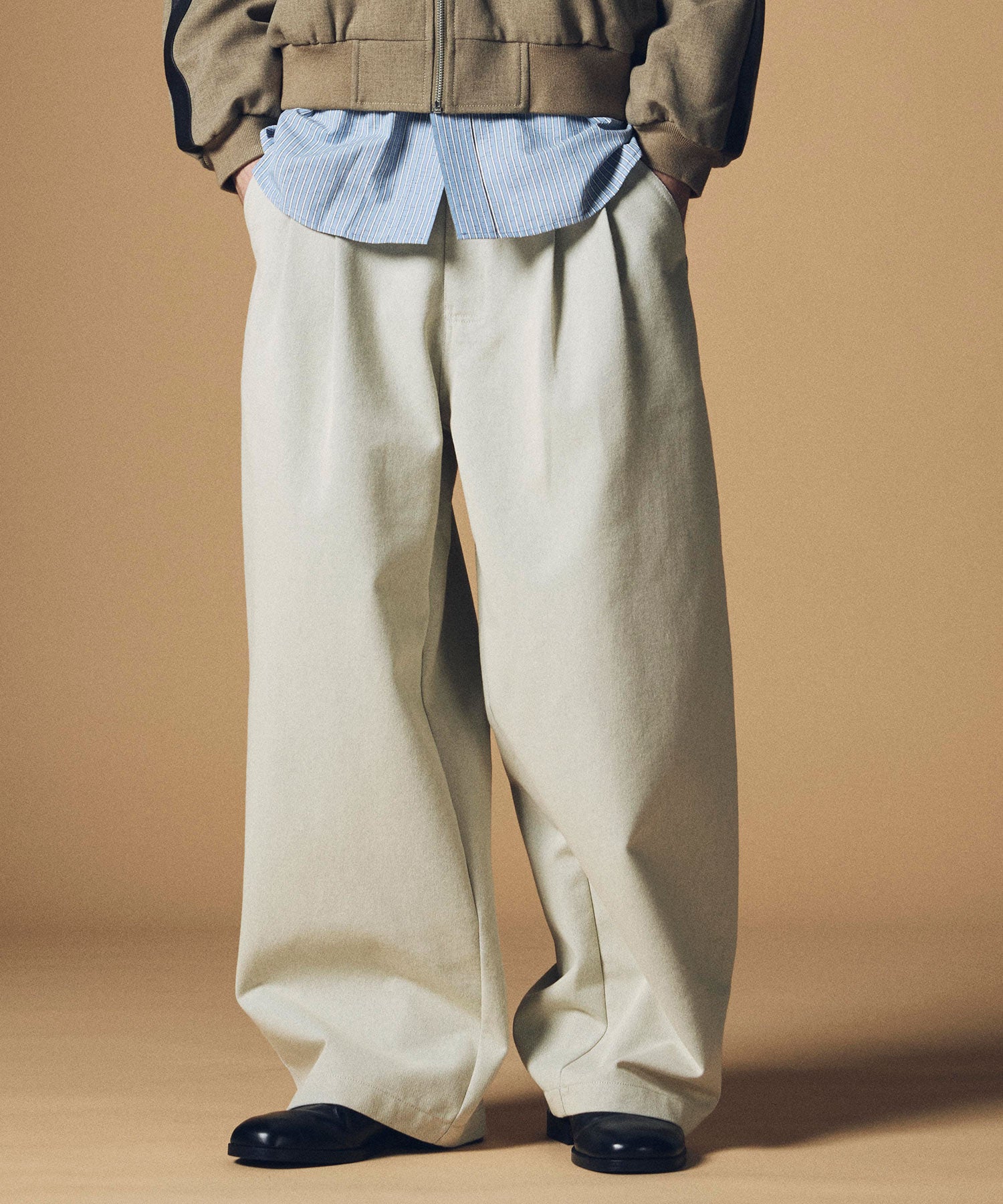 ハイウエスト ツータックワイドパンツ