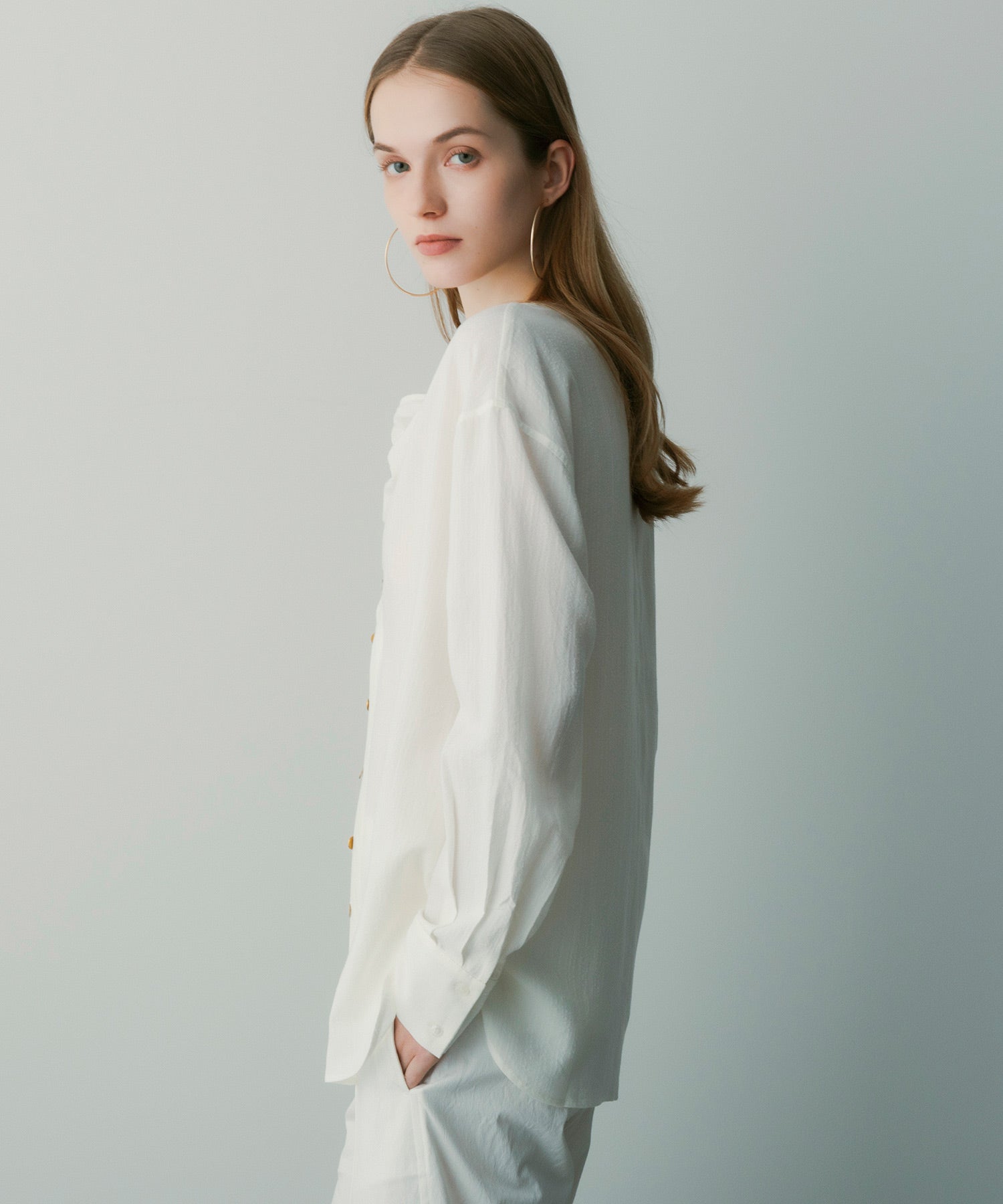 【3月中旬お届け予約商品】ゴールドチップデザインブラウス