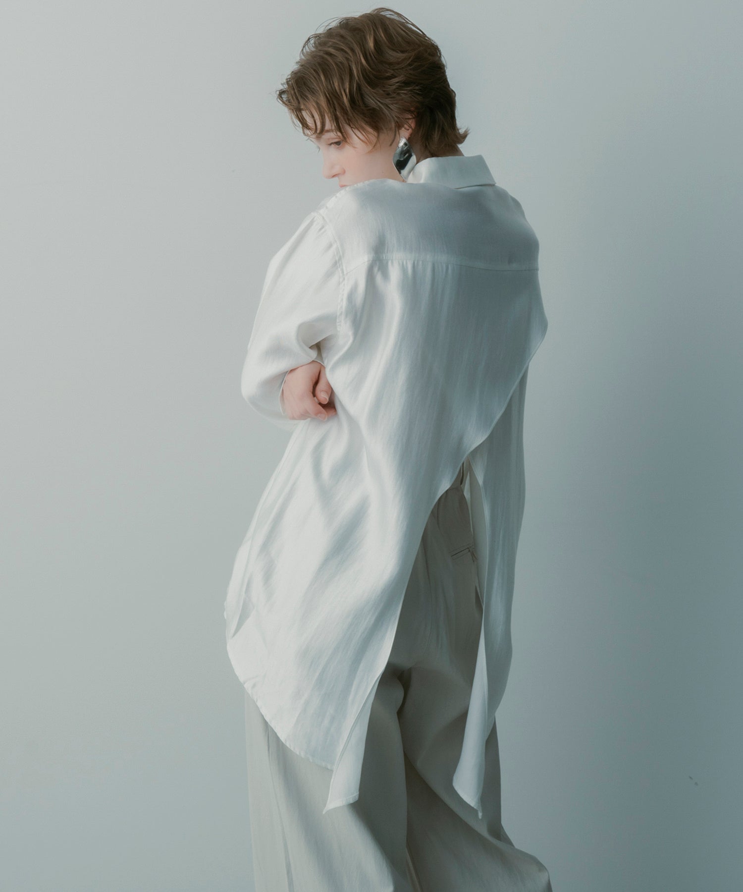 カットワークサテンブラウス