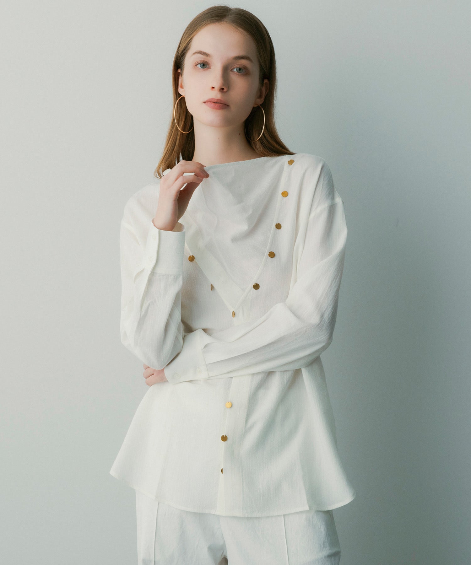 【3月中旬お届け予約商品】ゴールドチップデザインブラウス