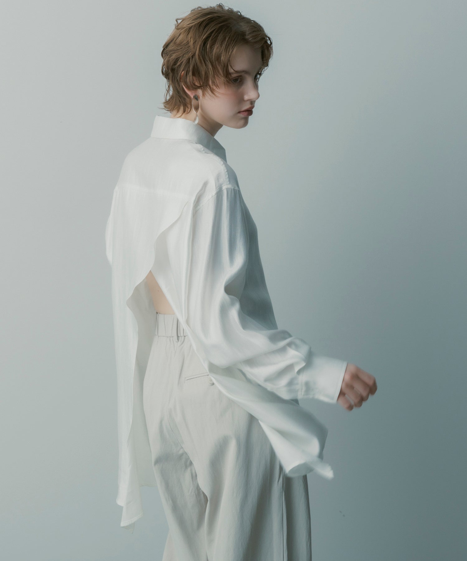 カットワークサテンブラウス