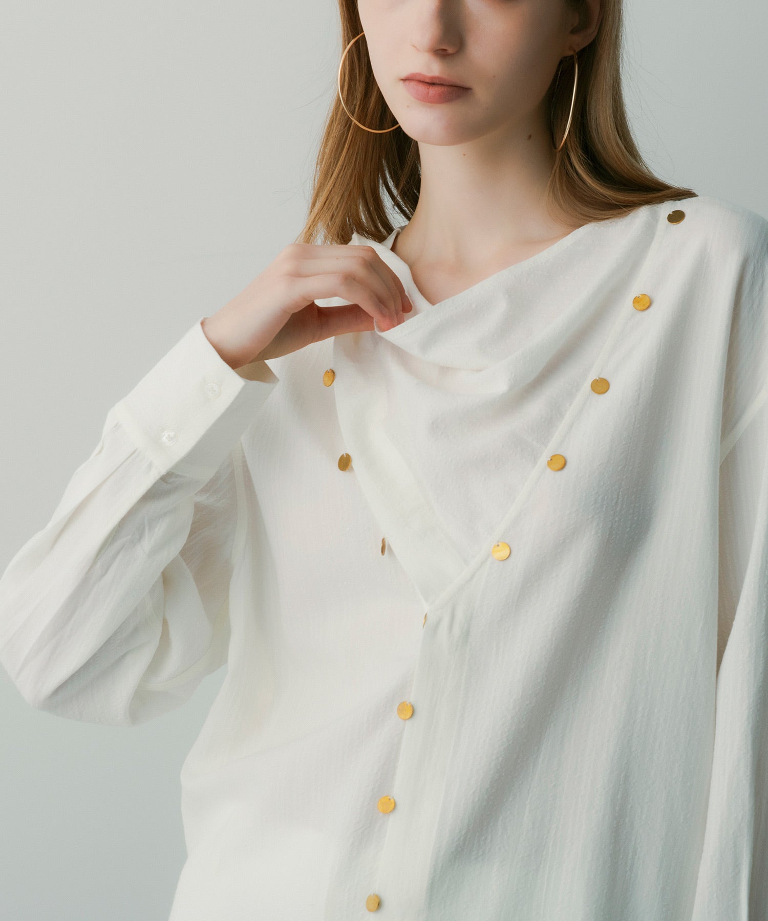 【3月中旬お届け予約商品】ゴールドチップデザインブラウス
