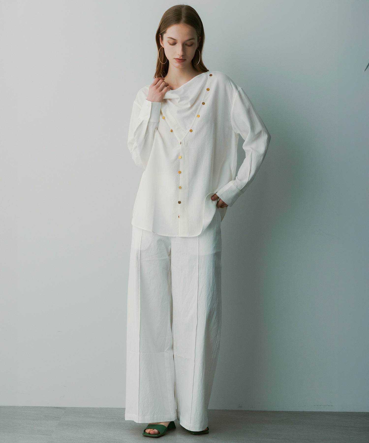 【3月中旬お届け予約商品】ゴールドチップデザインブラウス