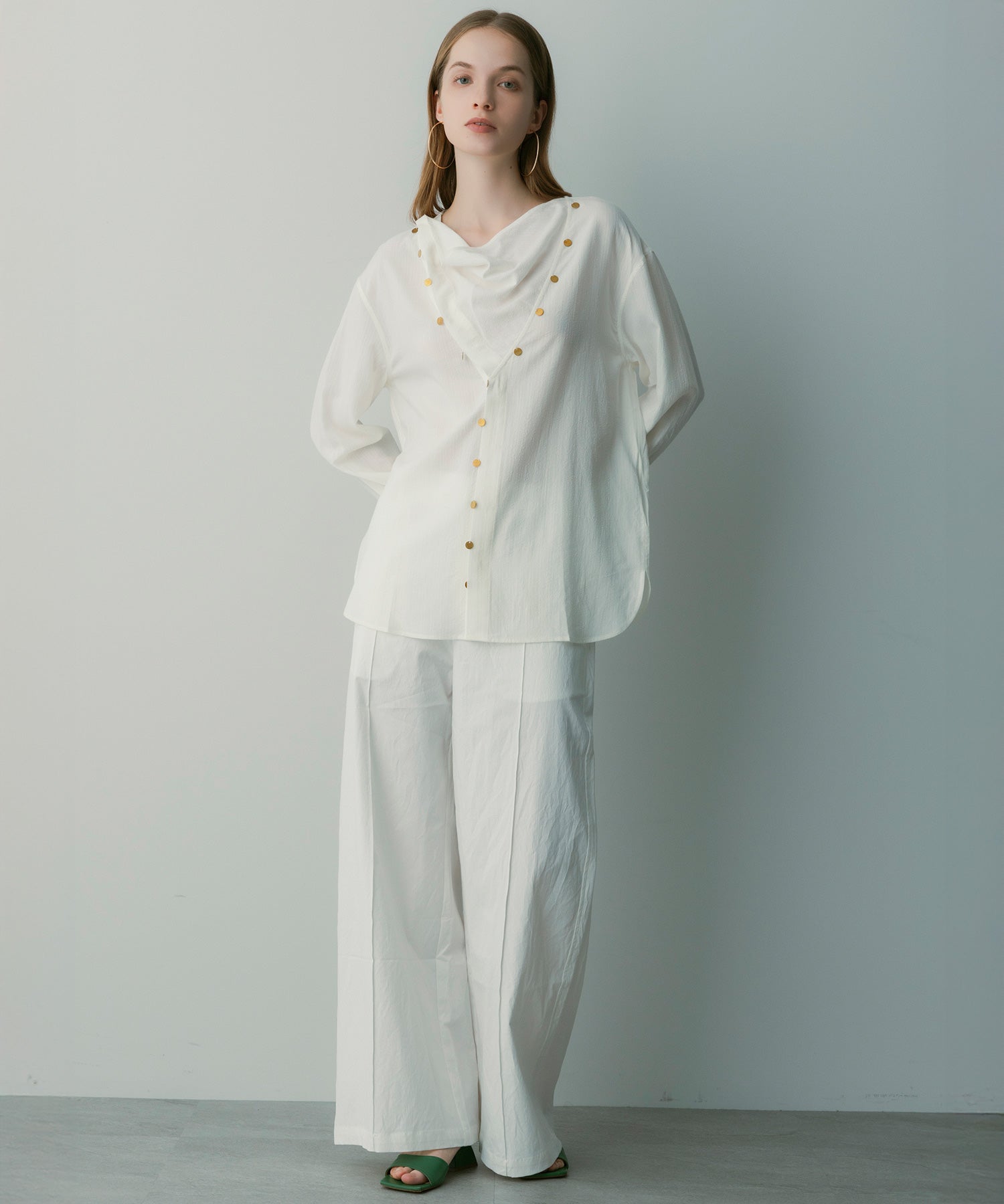 【3月中旬お届け予約商品】ゴールドチップデザインブラウス