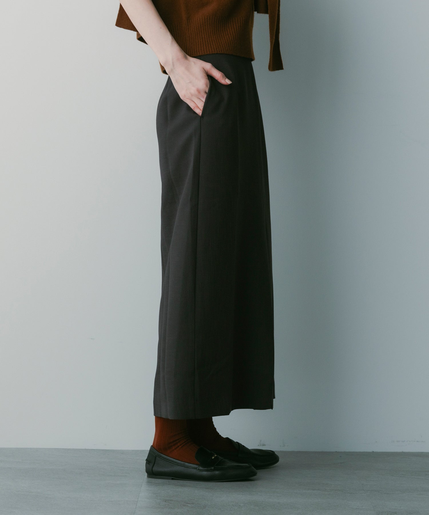 フロントスリットスカート