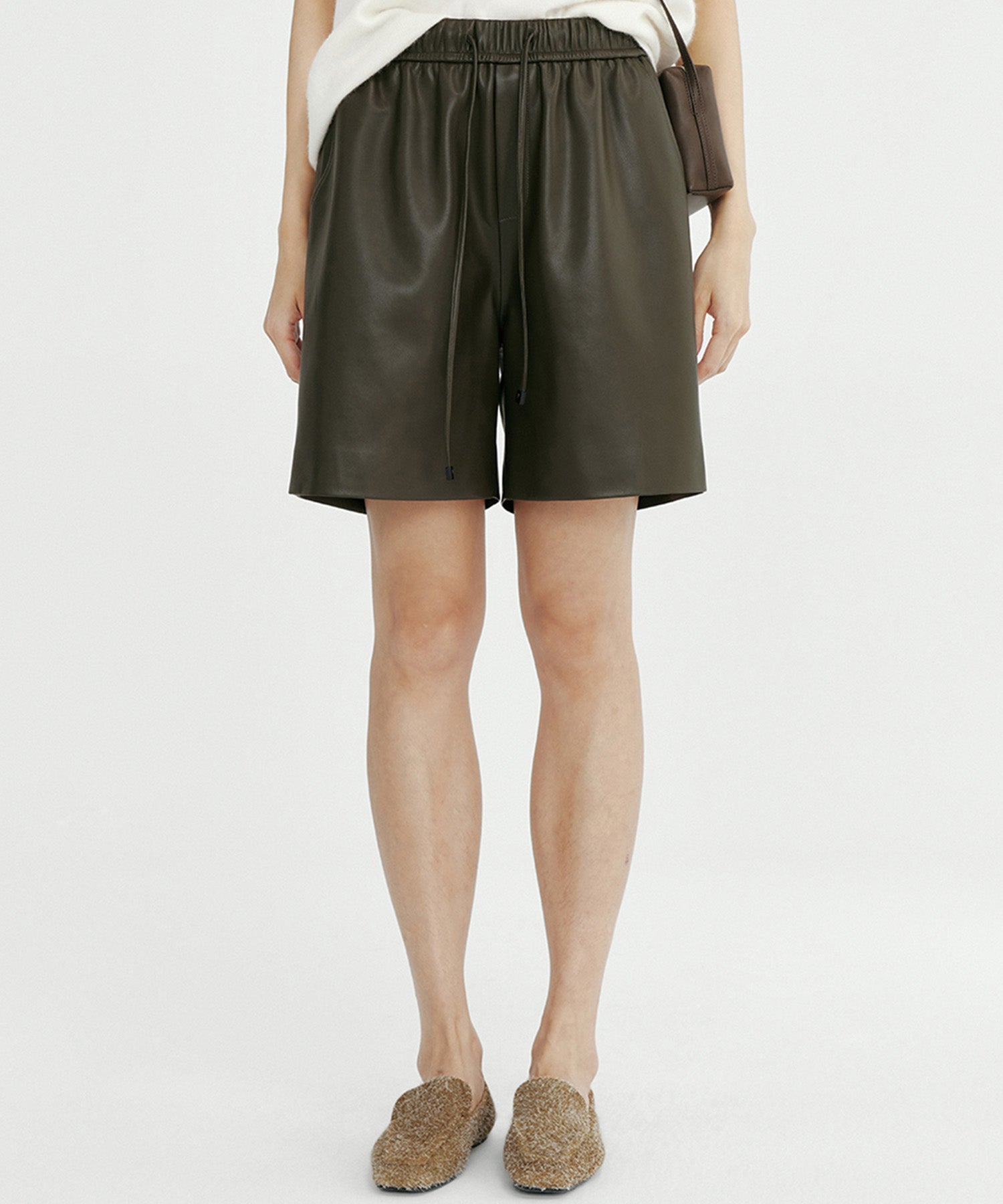 シンセティックレザーショートパンツ