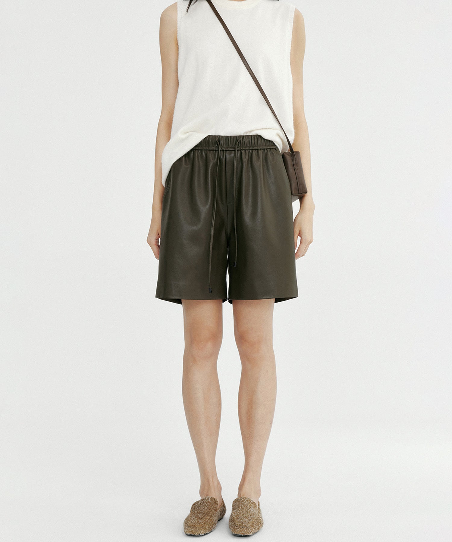 シンセティックレザーショートパンツ