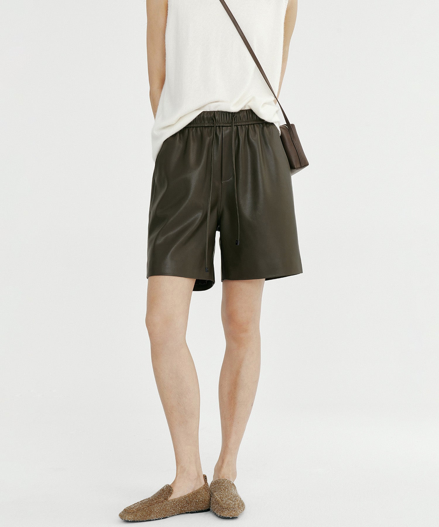 シンセティックレザーショートパンツ